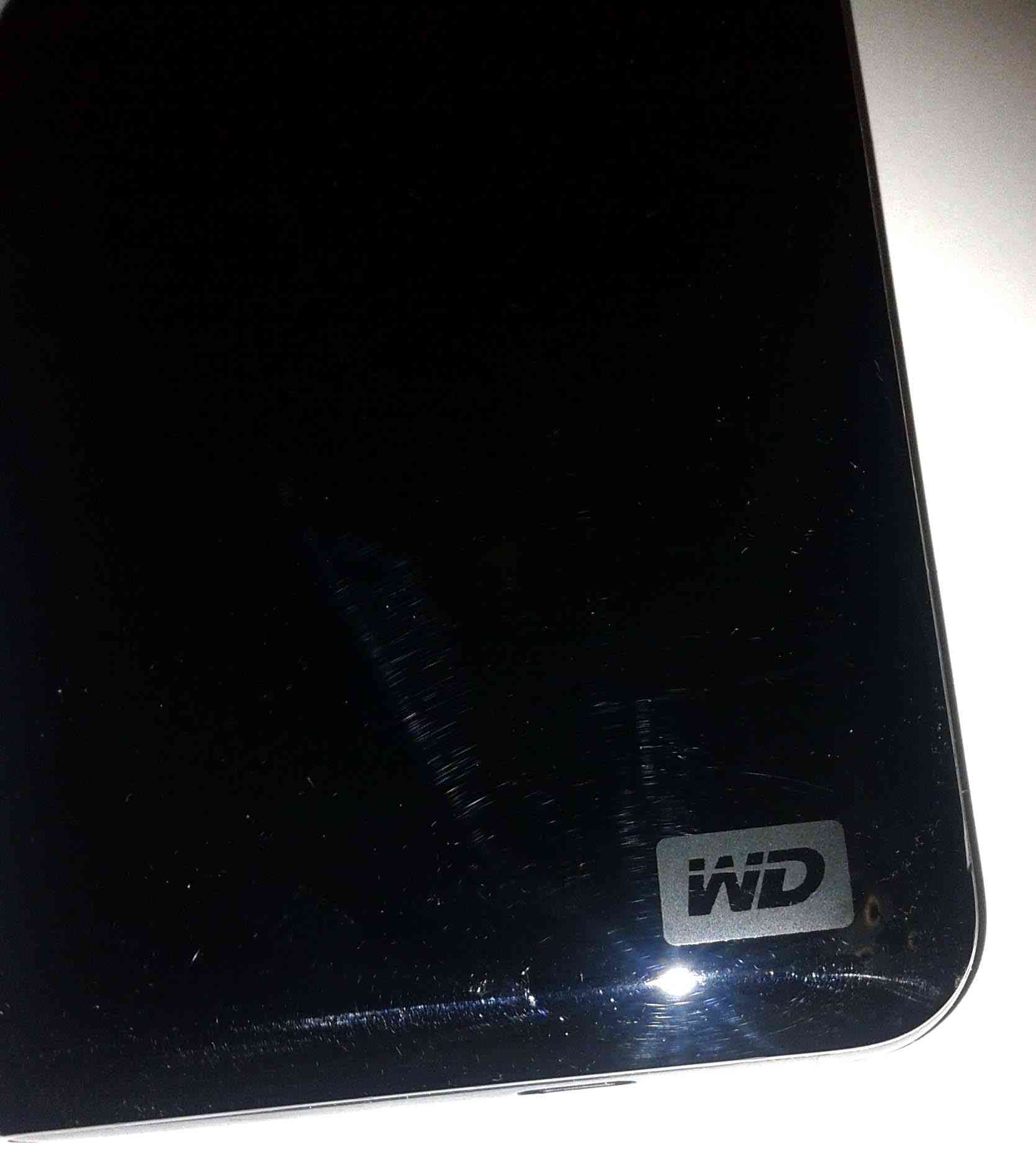 هارديسك خارجي امريكي WD ، مساحته 320 GB ، حجم صغير ومناسب 
بحالة الجديد ، استخدام خفيف جدا ، يتميز عن باقي الهارديسكات بانه مدمج فيه
برنامج للنسخ الاحتياطي الاوتوماتيكي للبيانات من الكمبيوتر ولايمكن ح...
