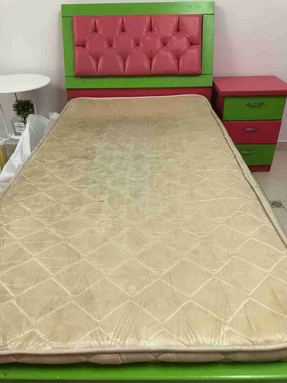 اثاث غرف نوم بحالة ممتازة للبيع
لا تنسَ أنك شاهدت هذا الإعلان في عنكبوت
عدد ثلاث اسره ودولاب...