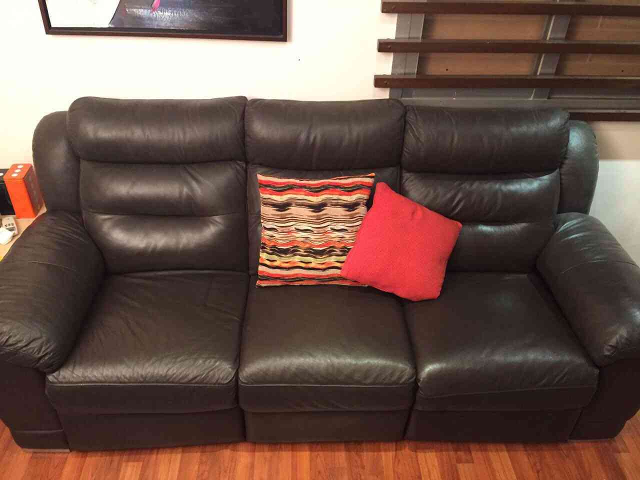 good condition with cat scratches                                            


	 				لا تنسَ أنك شاهدت هذا الإعلان في عنكبوت            
	 				
                                2 double 1 triple...