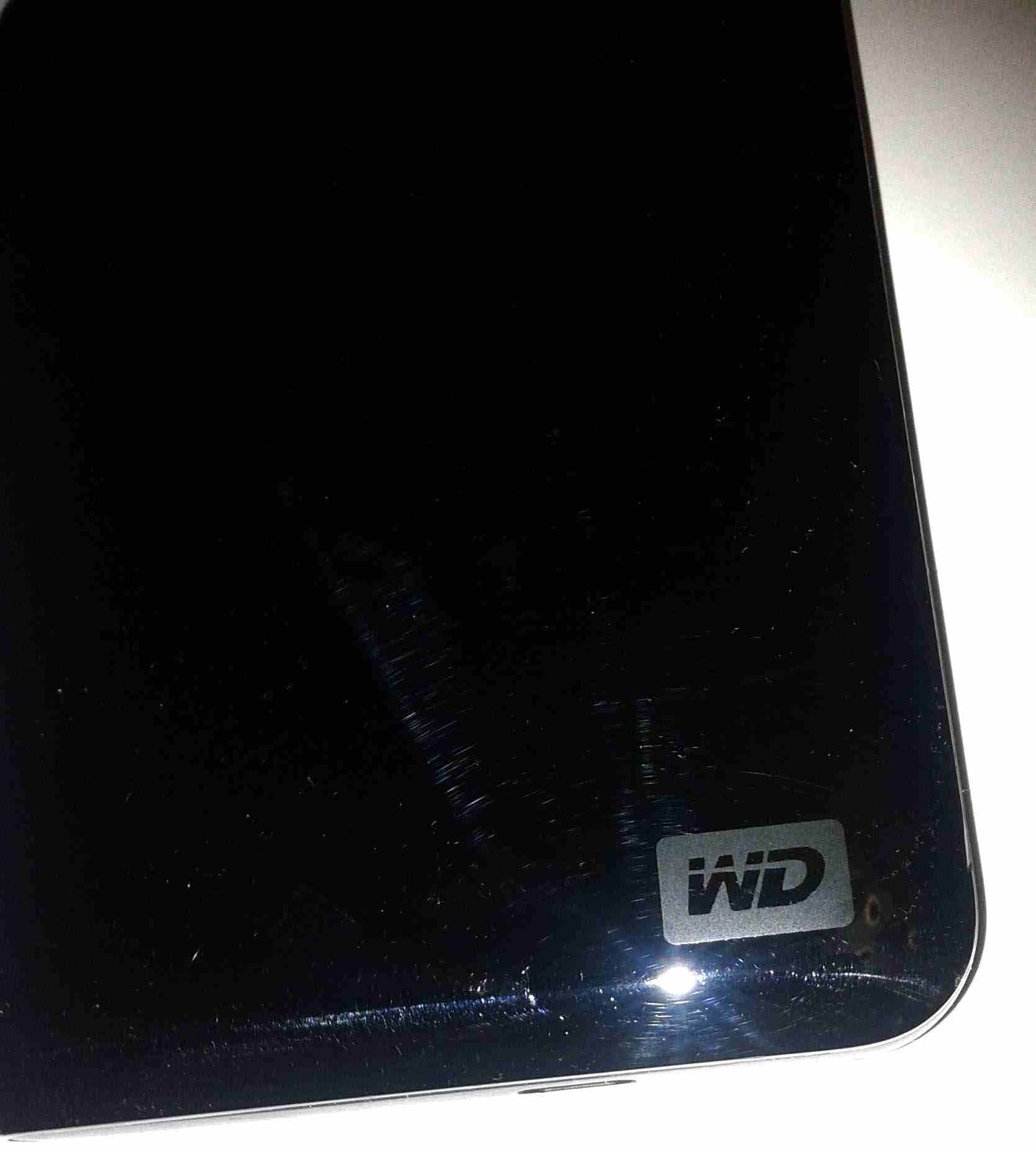 هارديسك خارجي امريكي WD ، مساحته 320 GB ، حجم صغير ومناسب 
بحالة الجديد ، استخدام خفيف جدا ، يتميز عن باقي الهارديسكات بانه مدمج فيه
برنامج للنسخ الاحتياطي الاوتوماتيكي للبيانات من الكمبيوتر ولايمكن ح...