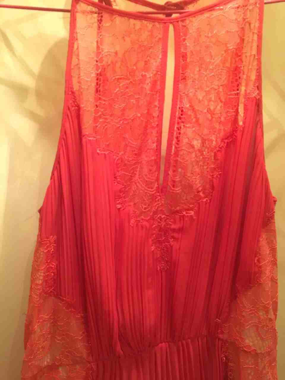 فستان لبسه واحده بحاله الجديد مقاس 4 بالامريكي ماركه bcbgmaxazria
لا تنسَ أنك شاهدت هذا الإعلان في عنكبوت...