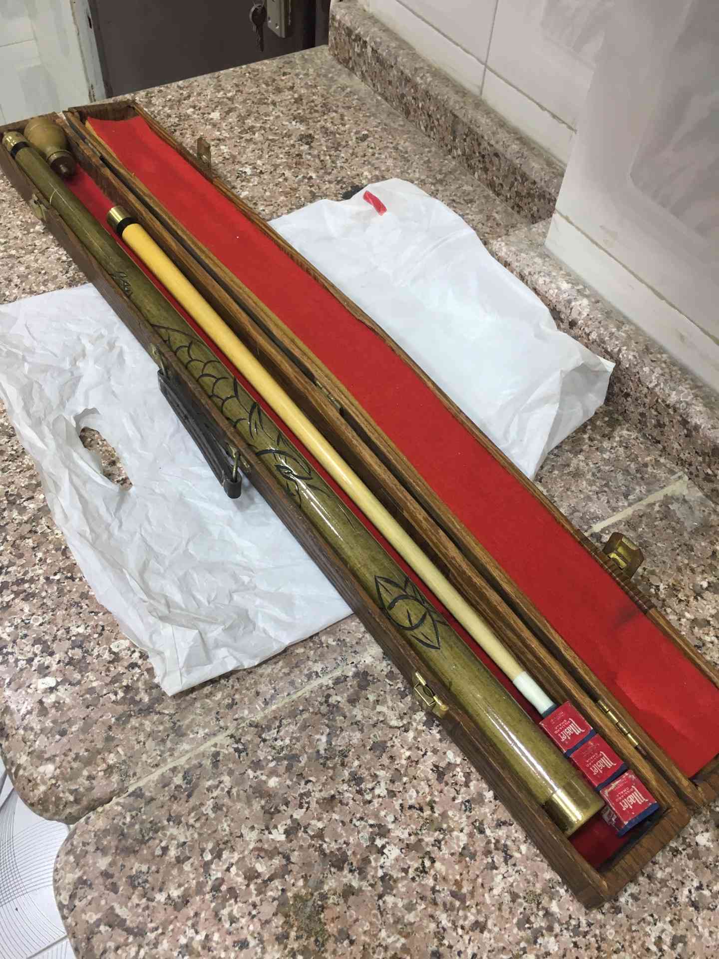 مضارب تنس أو سكواتش / عصاة بلياردو أصليات
لا تنسَ أنك شاهدت هذا الإعلان في عنكبوت
بحالة ممتاز...