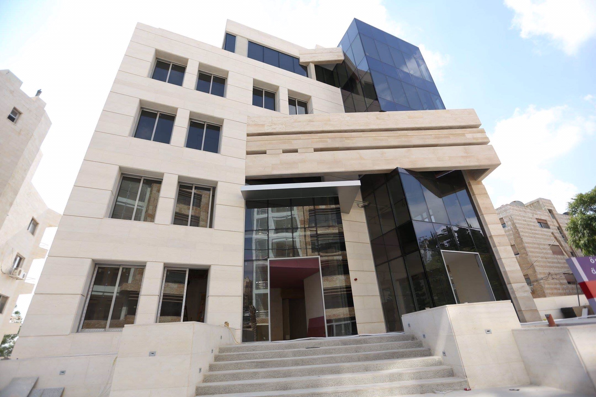 عيادات طبية و مساحات طبية و تجارية مميزة في شارع ابن خلدون بالقرب من مستشفى الخالدي                                            


	 				لا تنسَ أنك شاهدت هذا الإعلان في عنكبوت...