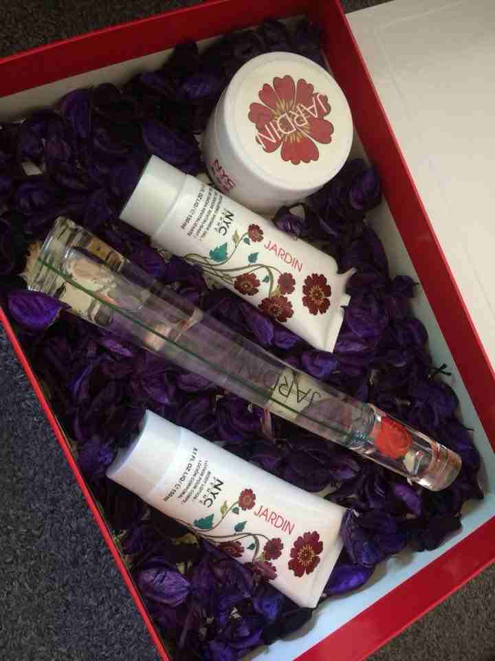 عطور وبكجات
لا تنسَ أنك شاهدت هذا الإعلان في عنكبوت
بكجات عطور جاهزة وروائح رائعه مع لوشن وشامبو...