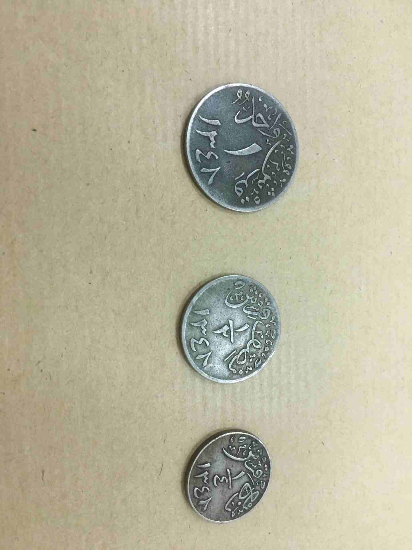 عملات من عهد الملك عبدالعزيز
لا تنسَ أنك شاهدت هذا الإعلان في عنكبوت
طقم عملات معدني من عهد الملك...
