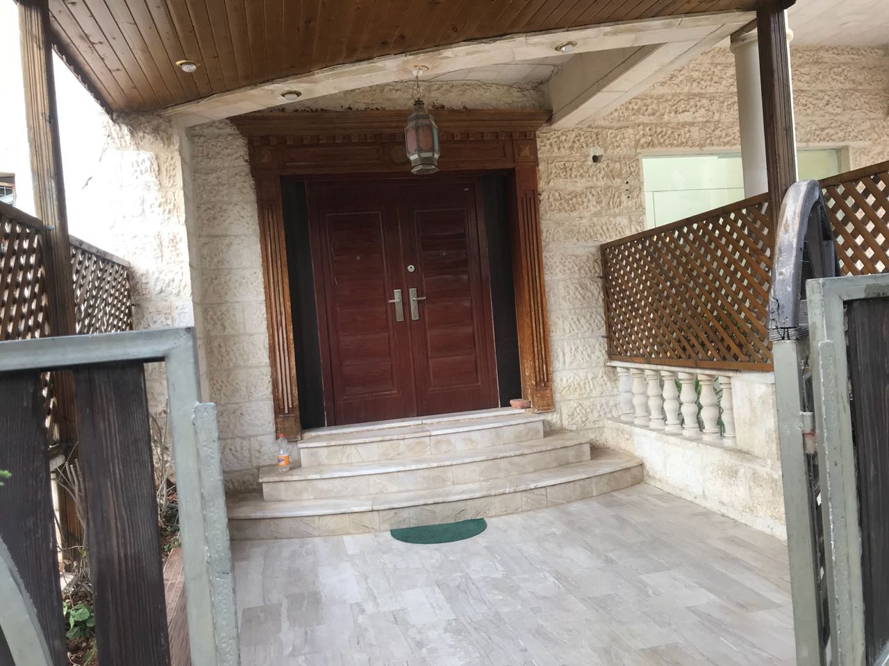 شقه في الجاردنز طابق ارضي 178
لا تنسَ أنك شاهدت هذا الإعلان في عنكبوت
منزل في الجاردنز بلقرب...