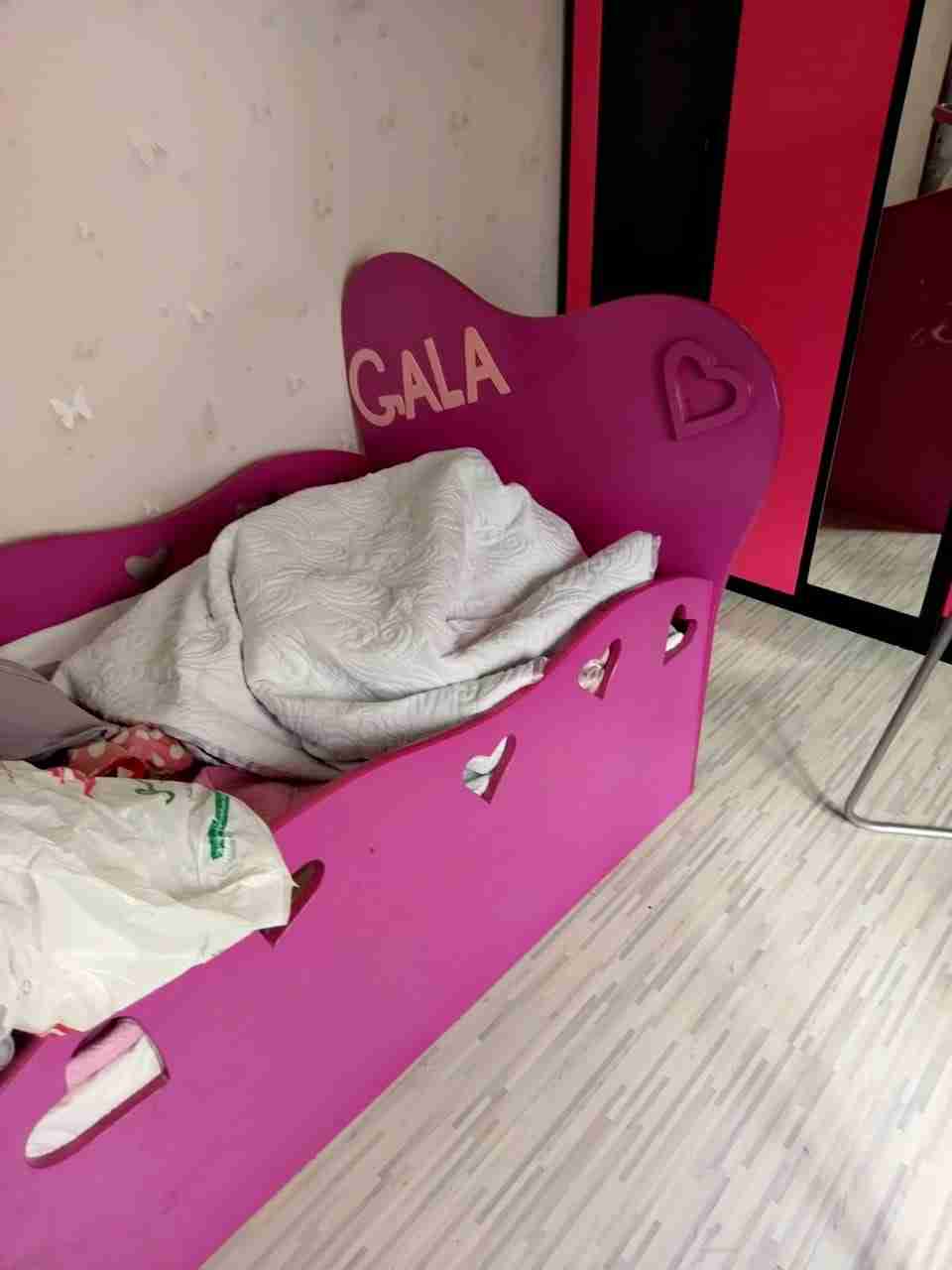 غرفة نوم بنات وطقم كنب ونشارت ملابس وسرير طفل وهندول
لا تنسَ أنك شاهدت هذا الإعلان في عنكبوت...