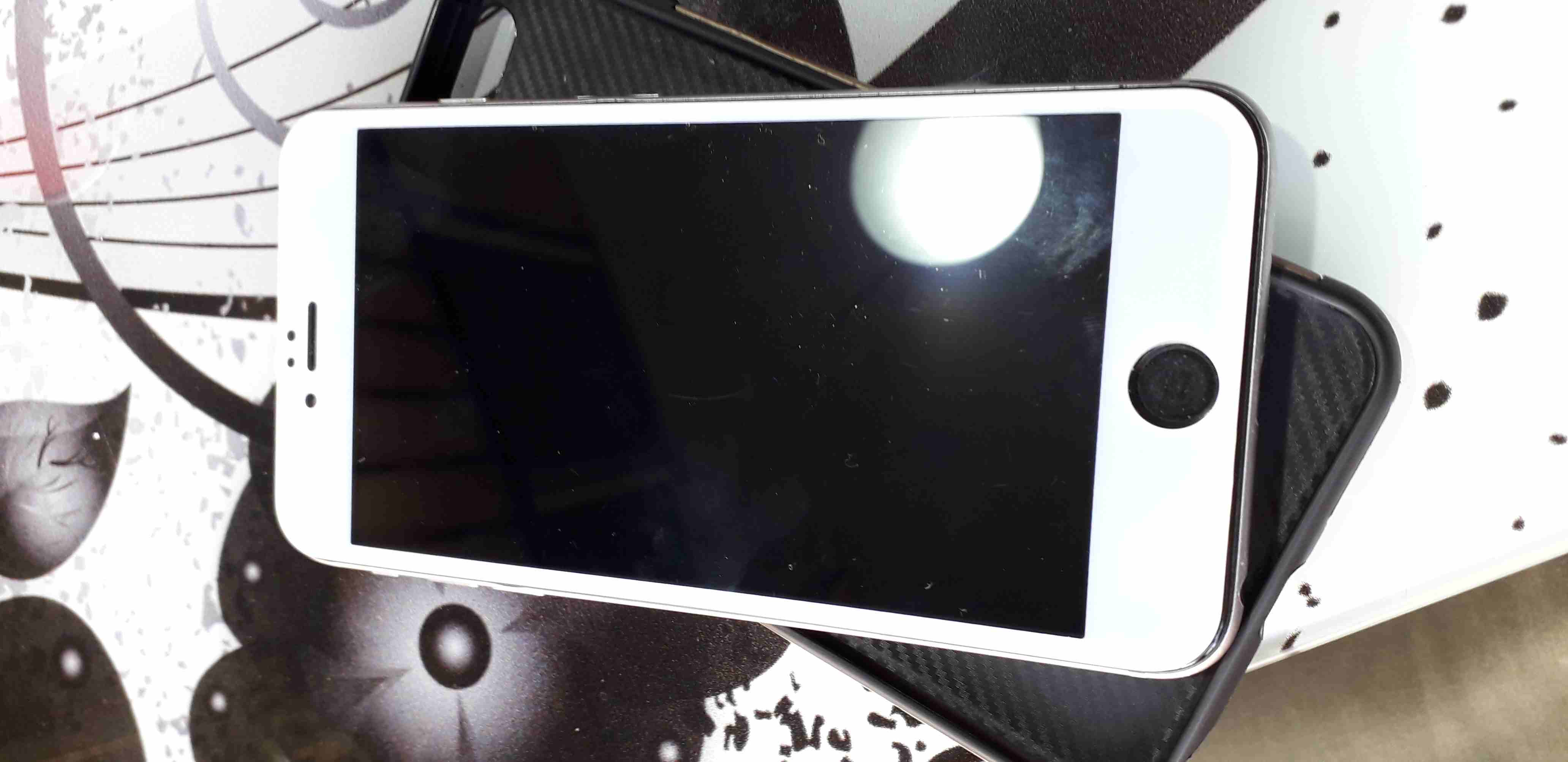 IPhone 6 plus                                            


	 				لا تنسَ أنك شاهدت هذا الإعلان في عنكبوت            
	 				
                            الجهاز وكاله معو شاحن وكفر وكرتونتو ولزقتين...