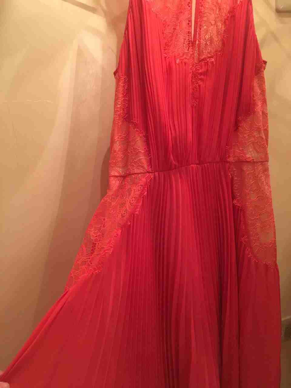 فستان لبسه واحده بحاله الجديد مقاس 4 بالامريكي ماركه bcbgmaxazria
لا تنسَ أنك شاهدت هذا الإعلان في عنكبوت...