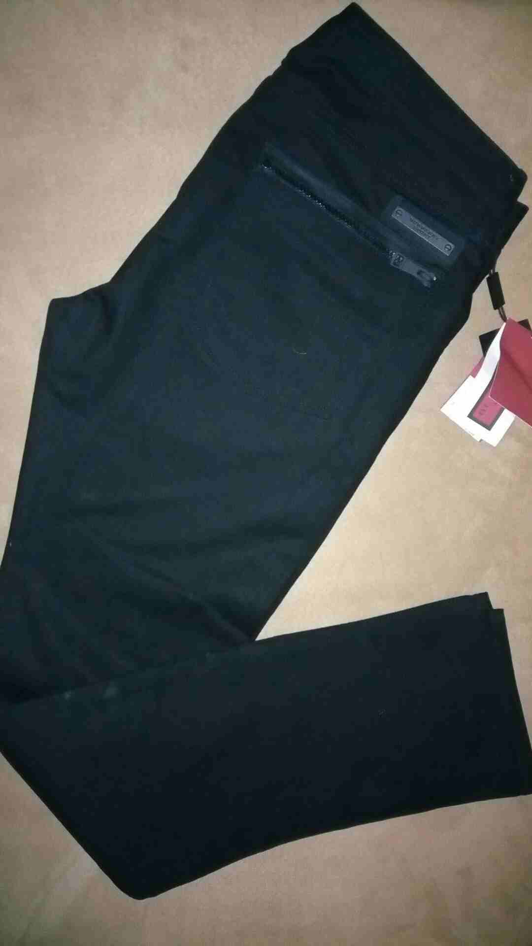 بنطلون BURBERRY اصلي و جديد 100% من ارقى الماركات العالمية
لا تنسَ أنك شاهدت هذا الإعلان في عنكبوت...