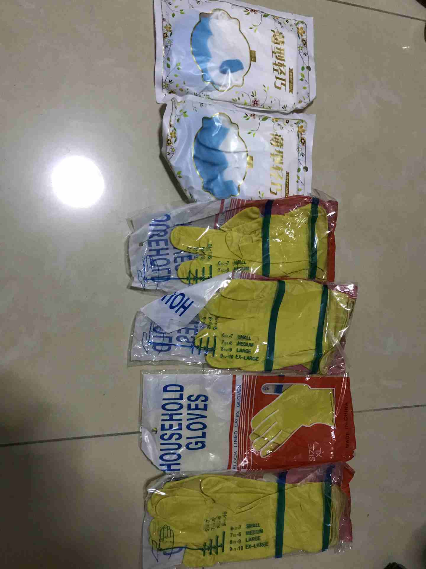 6 pieces of new plastic gloves                                            


	 				لا تنسَ أنك شاهدت هذا الإعلان في عنكبوت            
	 				
                            Totally new and can be use...