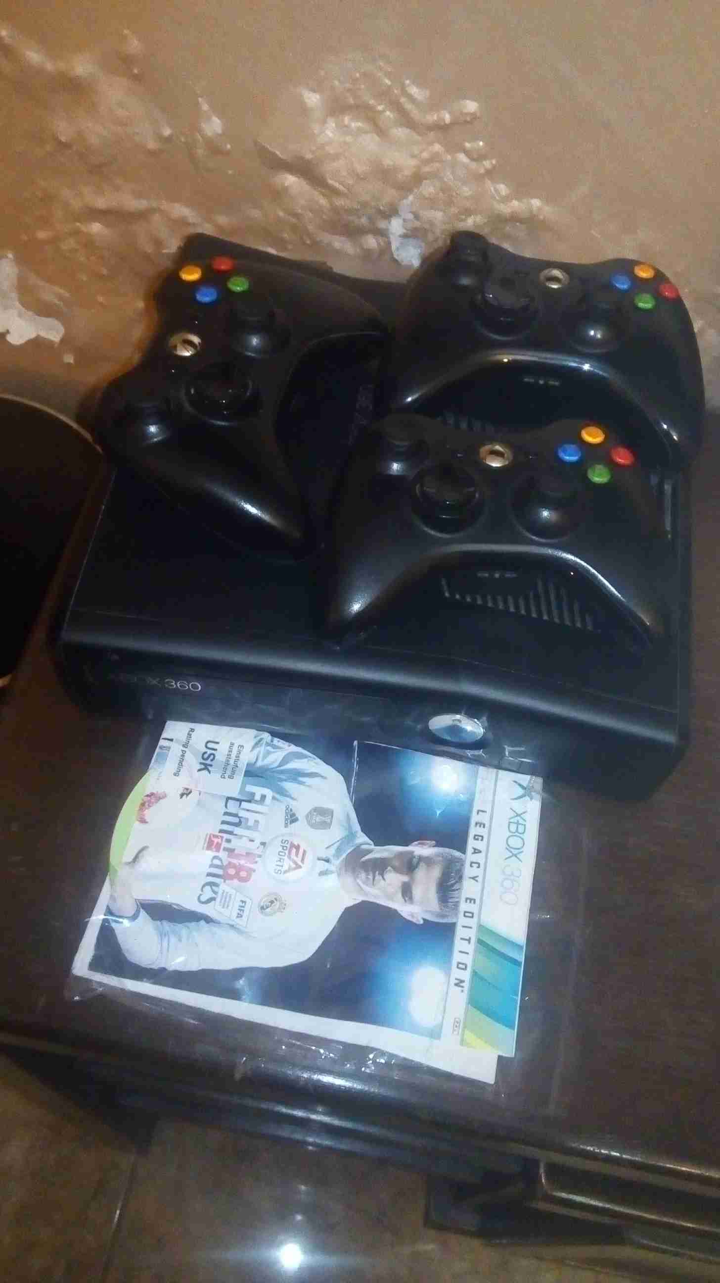 اكس بوكس xbox 360
لا تنسَ أنك شاهدت هذا الإعلان في عنكبوت
مع ثلاثة ايادي و شاحن و cd fifa 201...
