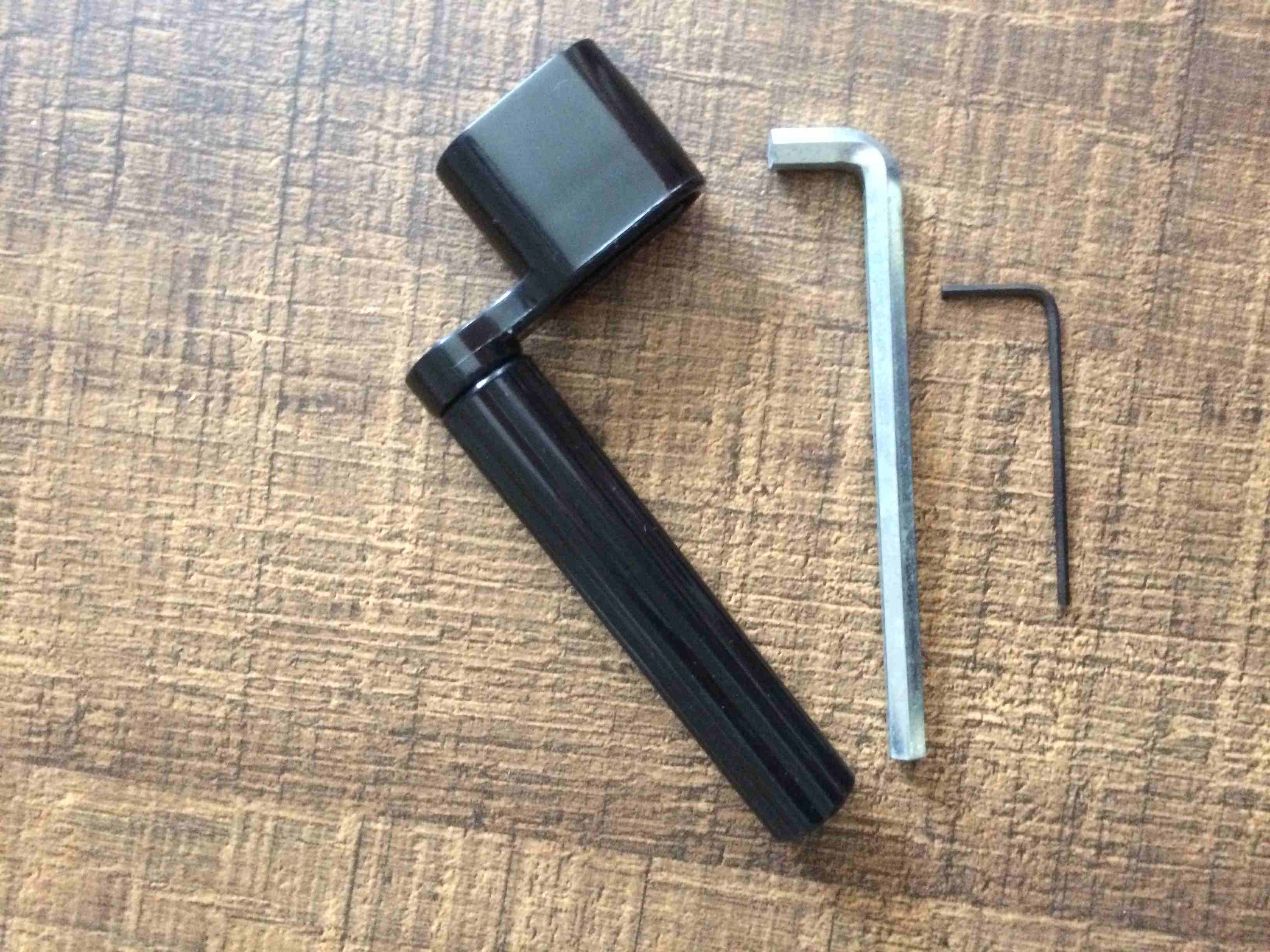 جيتار ياماها مع ادوات بحالة ممتازة
لا تنسَ أنك شاهدت هذا الإعلان في عنكبوت
1- اليكترك جيتار نوع E...