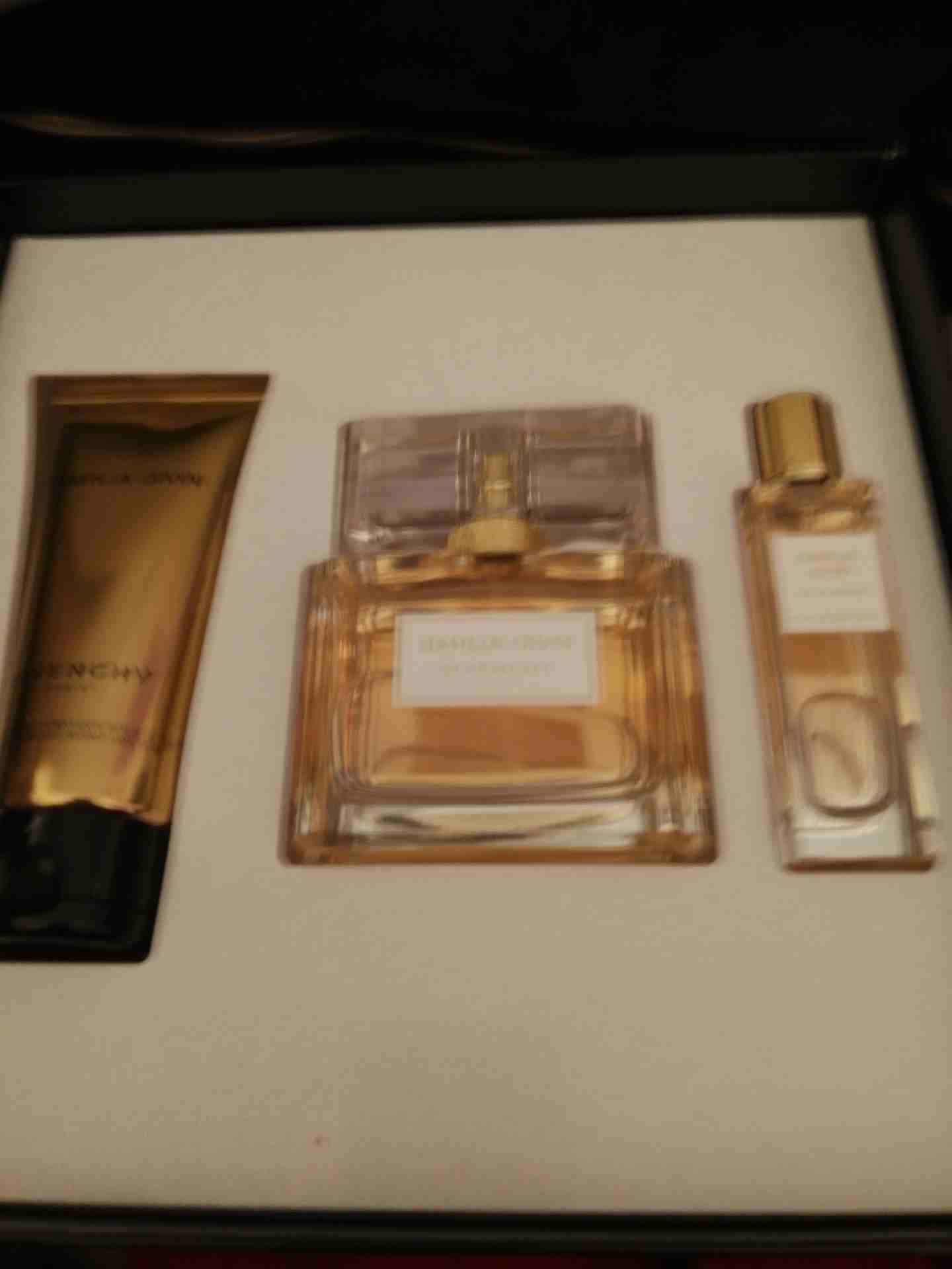 عطر جفنجي جديد غير مستعمل                                            


	 				لا تنسَ أنك شاهدت هذا الإعلان في عنكبوت            
	 				
                            عطر نسائي غير مستعمل جديد بقيمة...