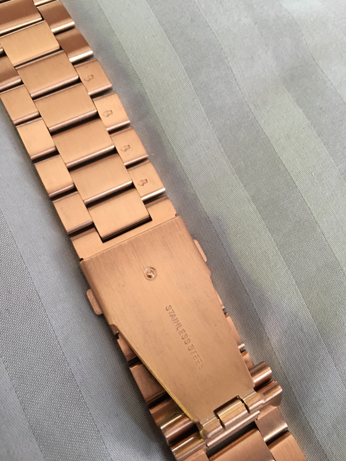 Apple watch bands                                            


	 				لا تنسَ أنك شاهدت هذا الإعلان في عنكبوت            
	 				
                                size :38mm
Color :Gold...