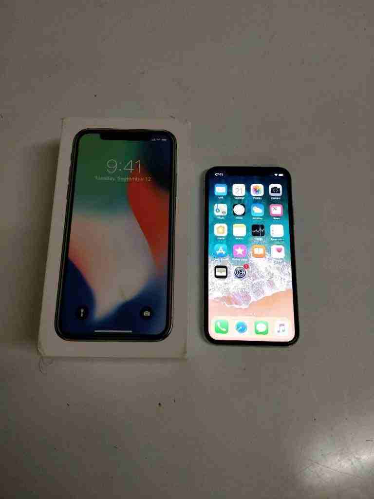 iphone x 64gb  used like new                                            


	 				لا تنسَ أنك شاهدت هذا الإعلان في عنكبوت            
	 				
                            التلفون لونه ابيض وسلفر بحال...