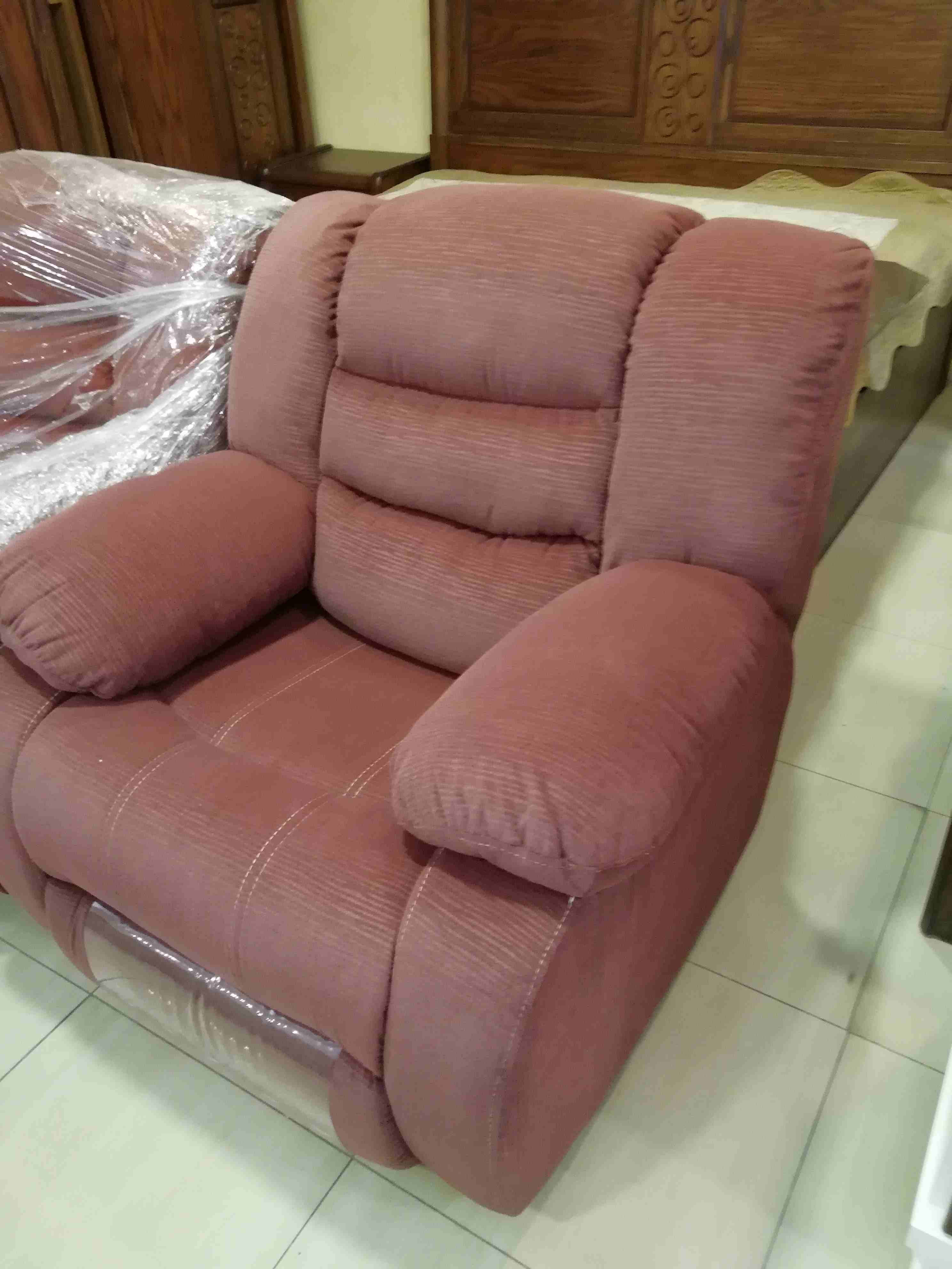 Recliner chair
لا تنسَ أنك شاهدت هذا الإعلان في عنكبوت
دوار و هزاز ز حجم الكبير
للاستفسار مفروش...