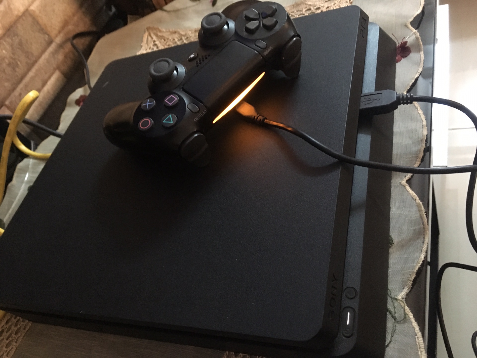 ps4 مستخدمة اقل من شهرين                                            


	 				لا تنسَ أنك شاهدت هذا الإعلان في عنكبوت            
	 				
                                PS4
500GB
ايد عدد 2
مع لعبة...