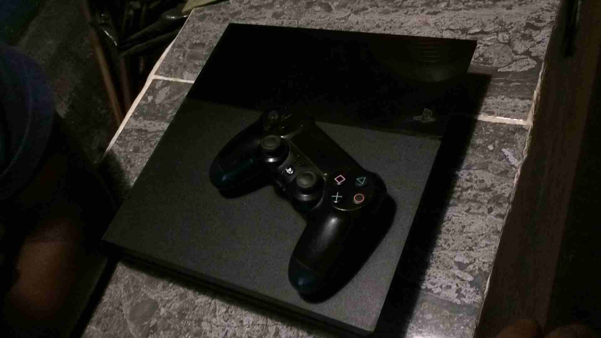 للبيع بلايستيشن فور .                                            


	 				لا تنسَ أنك شاهدت هذا الإعلان في عنكبوت            
	 				
                            للبيع بلايستيشن فور .
ون تيرا .
بدو...