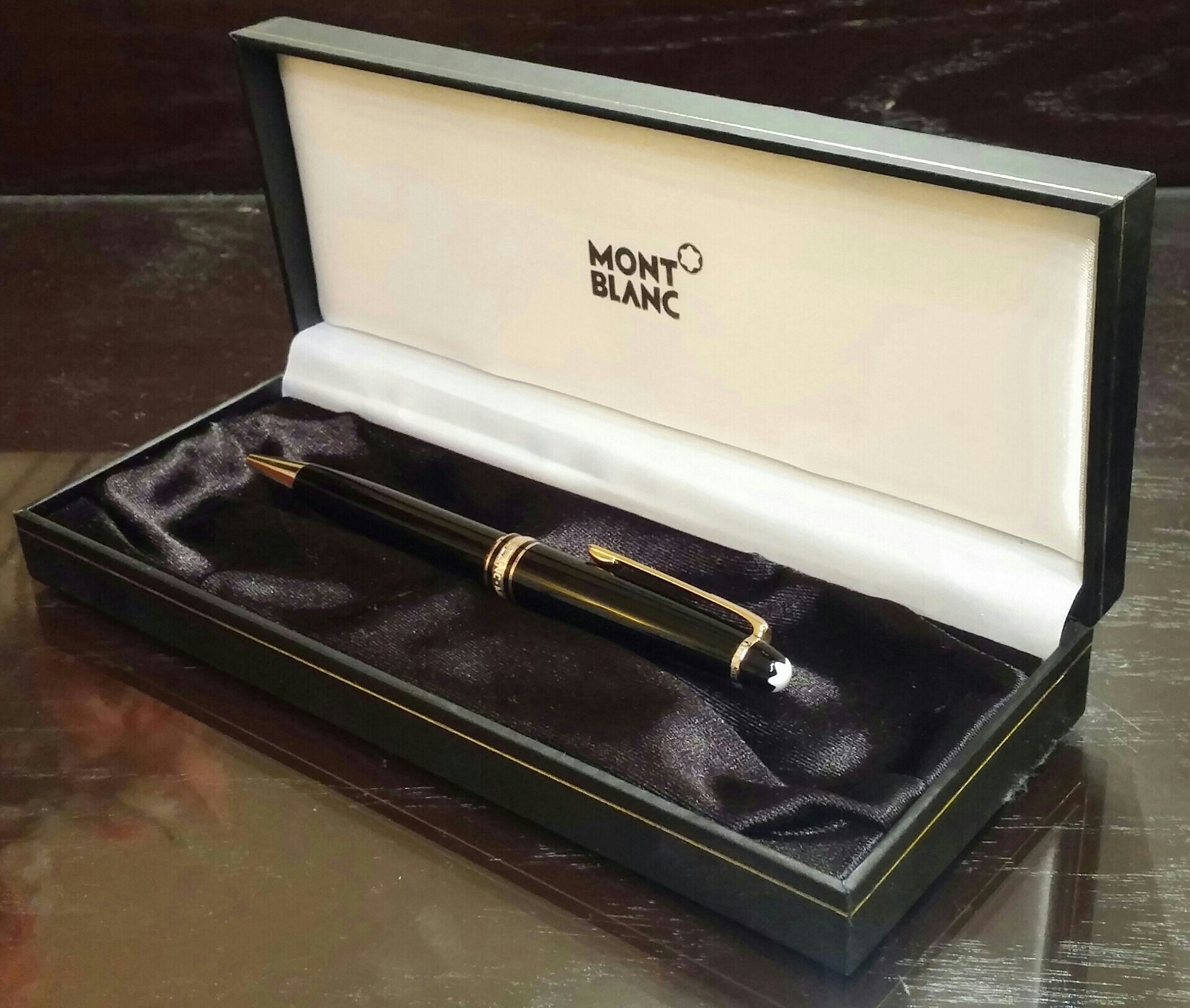 قلم مون بلانmont blanc                                            


	 				لا تنسَ أنك شاهدت هذا الإعلان في عنكبوت            
	 				
                                قلم مون بلان اسود وذهبي غير مس...