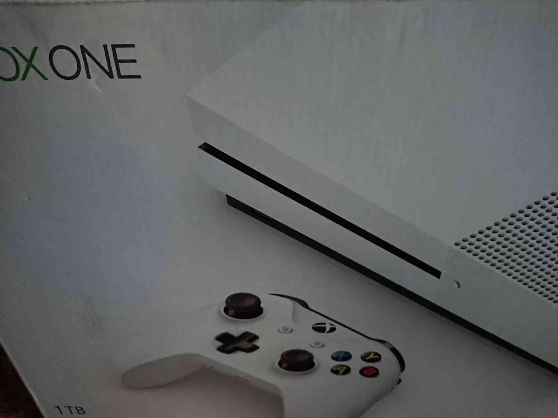 Xbox One S 1TB جديدة للبيع                                            


	 				لا تنسَ أنك شاهدت هذا الإعلان في عنكبوت            
	 				
                                الجهاز بالكرتونة و جديده و...