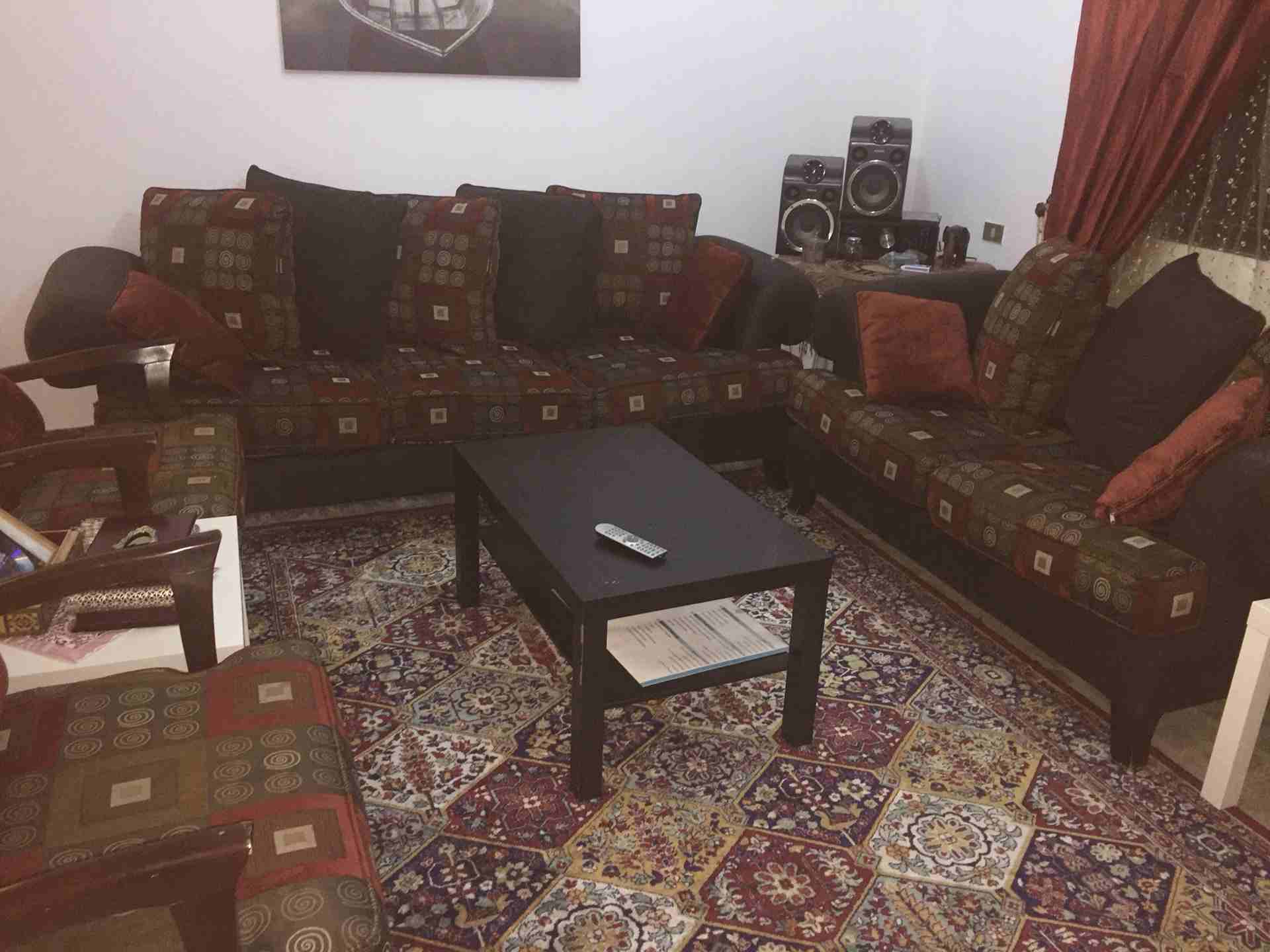 كنب بحالة ممتازه                                            


	 				لا تنسَ أنك شاهدت هذا الإعلان في عنكبوت            
	 				
                            طقم كنب سبع مقاعد للبيع بالاضافة الى بوف...