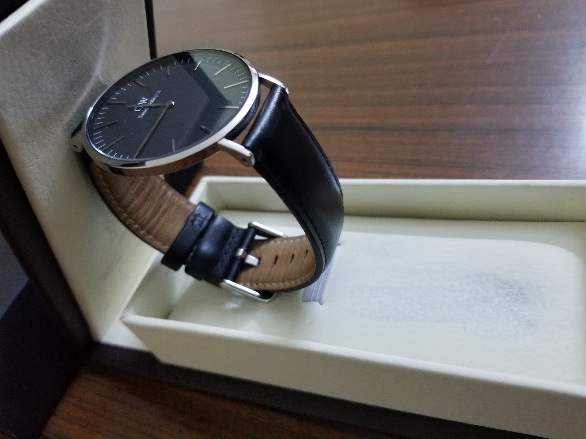 ساعة Daniel wellington
لا تنسَ أنك شاهدت هذا الإعلان في عنكبوت
ساعة Daniel Wellington اصليه...
