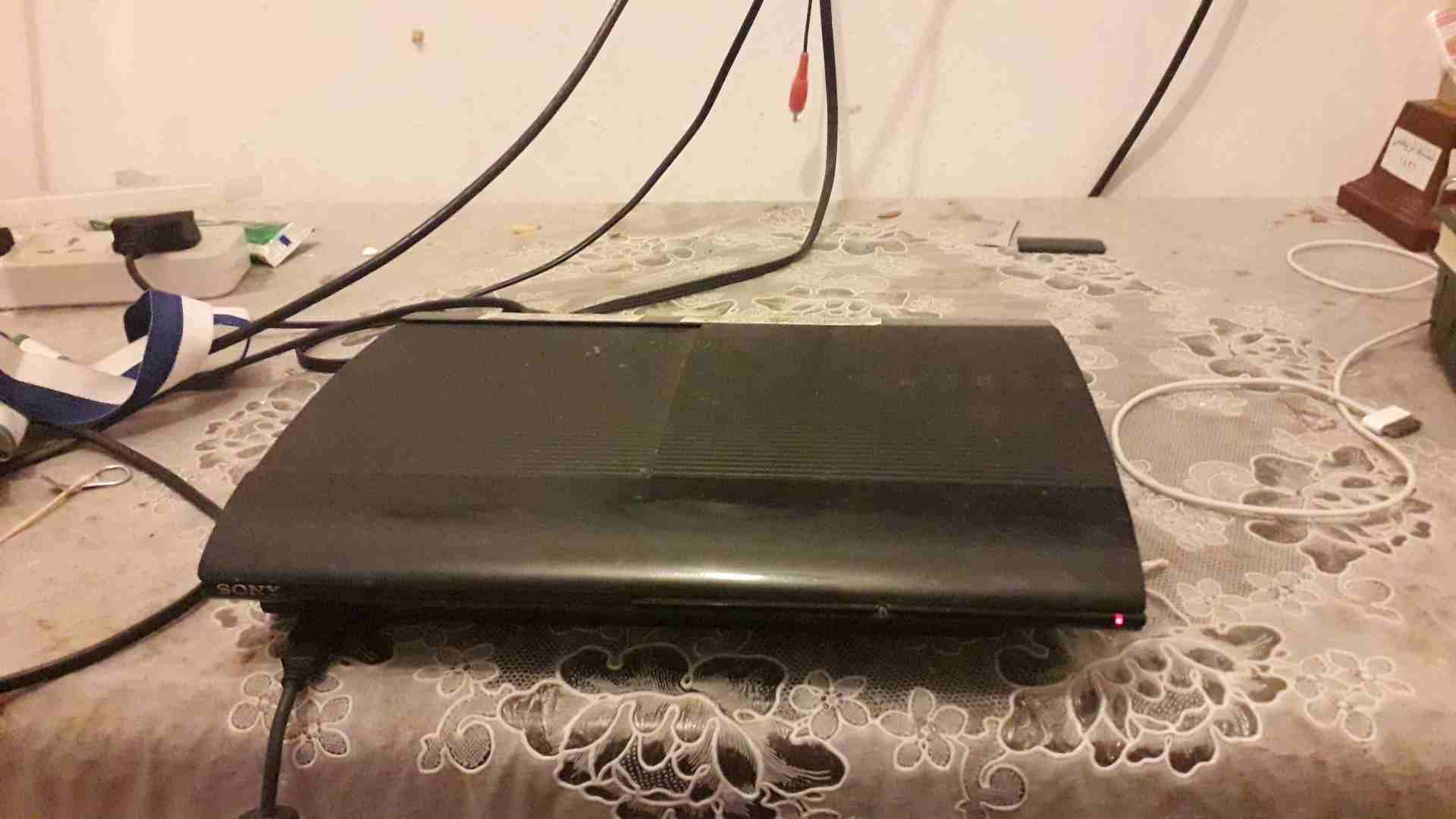 بلايستيشن 3 سوبر سليم سعة 150 جيجا مع جميع اسلاكها
لا تنسَ أنك شاهدت هذا الإعلان في عنكبوت
يد من...