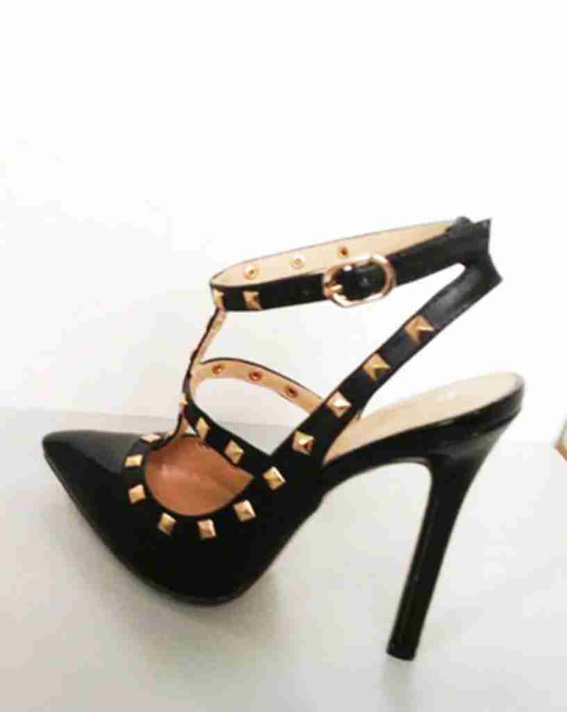 Valentino patent
لا تنسَ أنك شاهدت هذا الإعلان في عنكبوت
حذاء Valentino paten
مقاس 41...