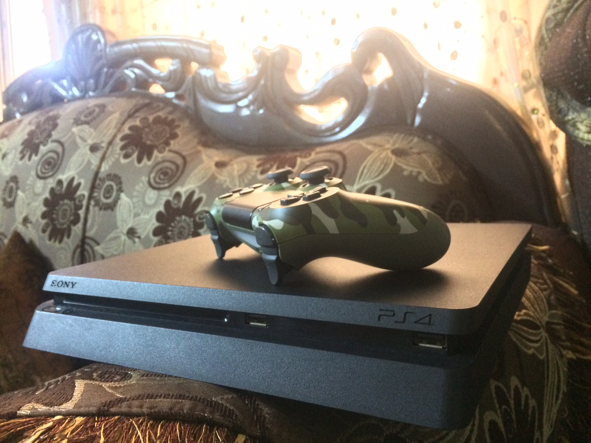 ps4 slim 1000GB                                            


	 				لا تنسَ أنك شاهدت هذا الإعلان في عنكبوت            
	 				
                                للبيع الجهاز وكاله اخو جديد 
ومعو يد...