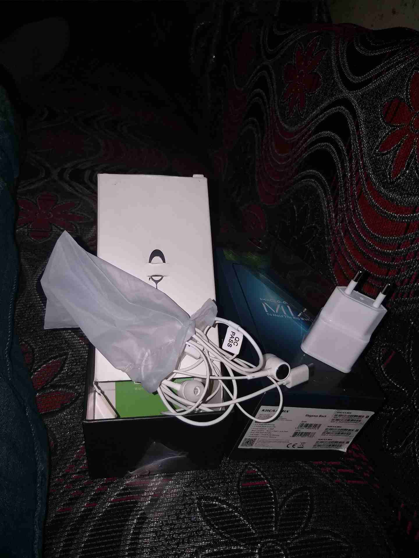 LEAGOO MIX (32G) (4g)
لا تنسَ أنك شاهدت هذا الإعلان في عنكبوت
جهاز ليجو ميكس بدون حواف
32 جيجا...