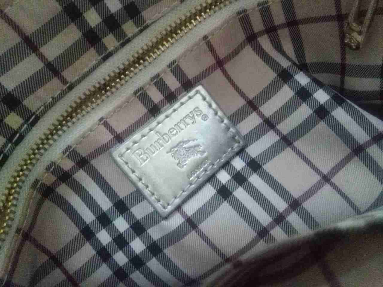 شنطه ماركة بربري استعمال خفيف                                            


	 				لا تنسَ أنك شاهدت هذا الإعلان في عنكبوت            
	 				
                                للطلب خاص توصيل للرياض...