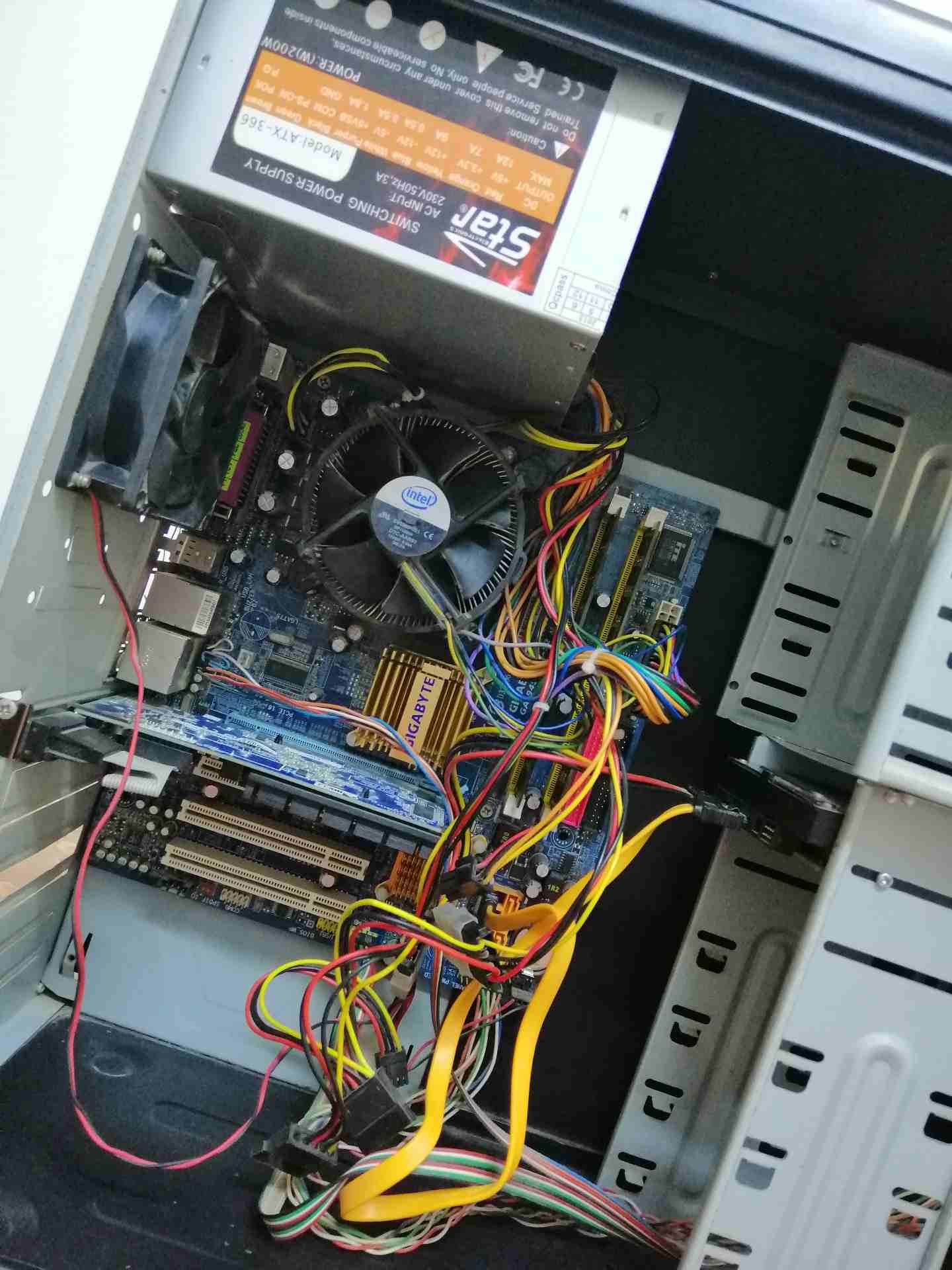 pc متوسط الأداء للبيع                                            


	 				لا تنسَ أنك شاهدت هذا الإعلان في عنكبوت            
	 				
                            المعالج : Core 2 Dou E6850 3.00GHz...