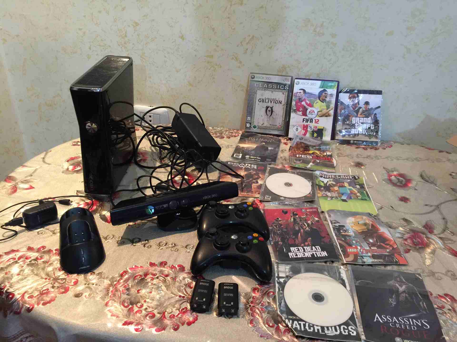 Xbox 360 مع كنكت                                            


	 				لا تنسَ أنك شاهدت هذا الإعلان في عنكبوت            
	 				
                            250 جيجا 
معدل جيتاغ 
يد تحكم عدد2
مع شا...