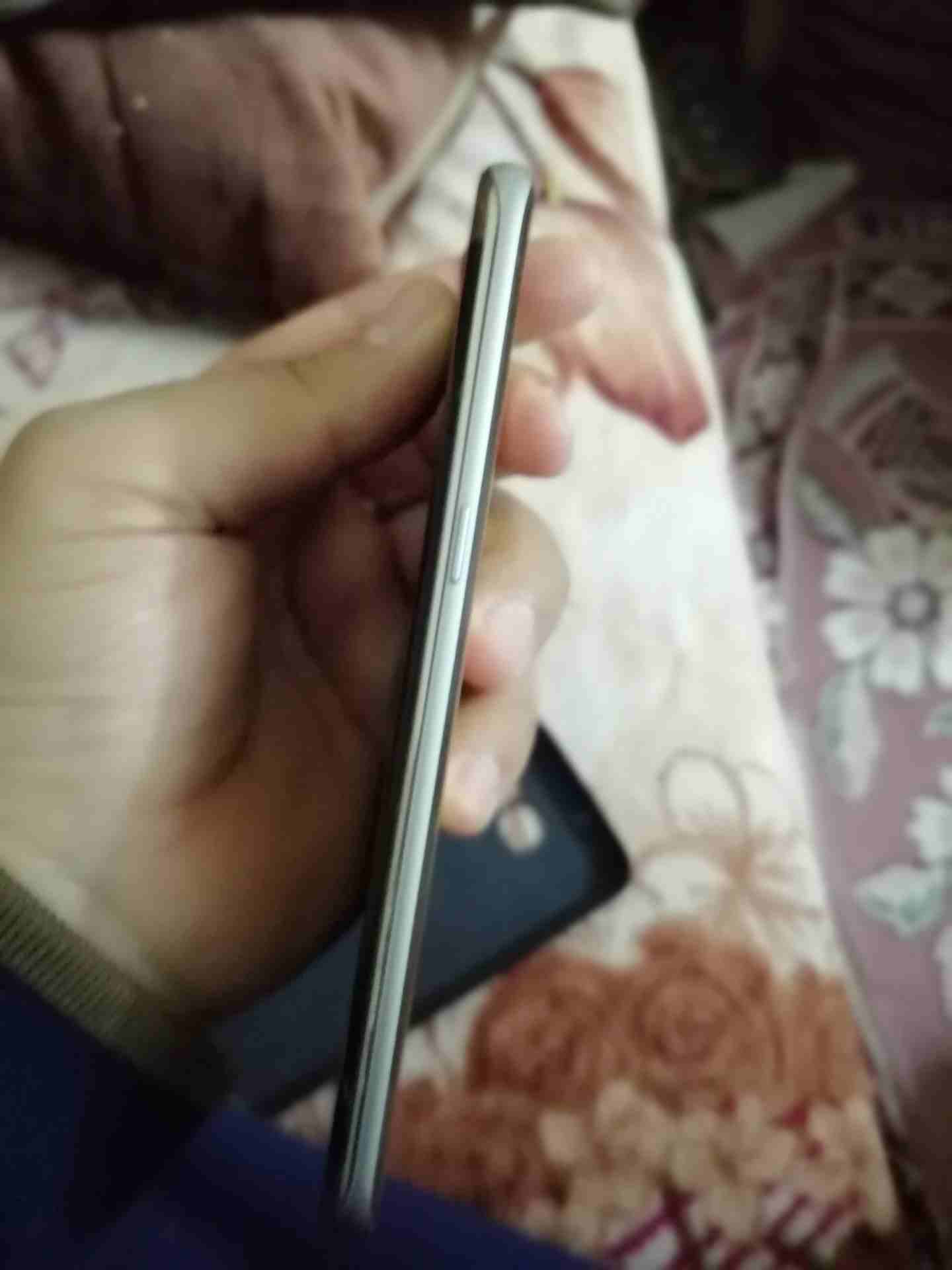 S7 ايدج
لا تنسَ أنك شاهدت هذا الإعلان في عنكبوت
جهاز بحاله الوكاله ما في اي خدش ولا ضربه بس فيه خ...