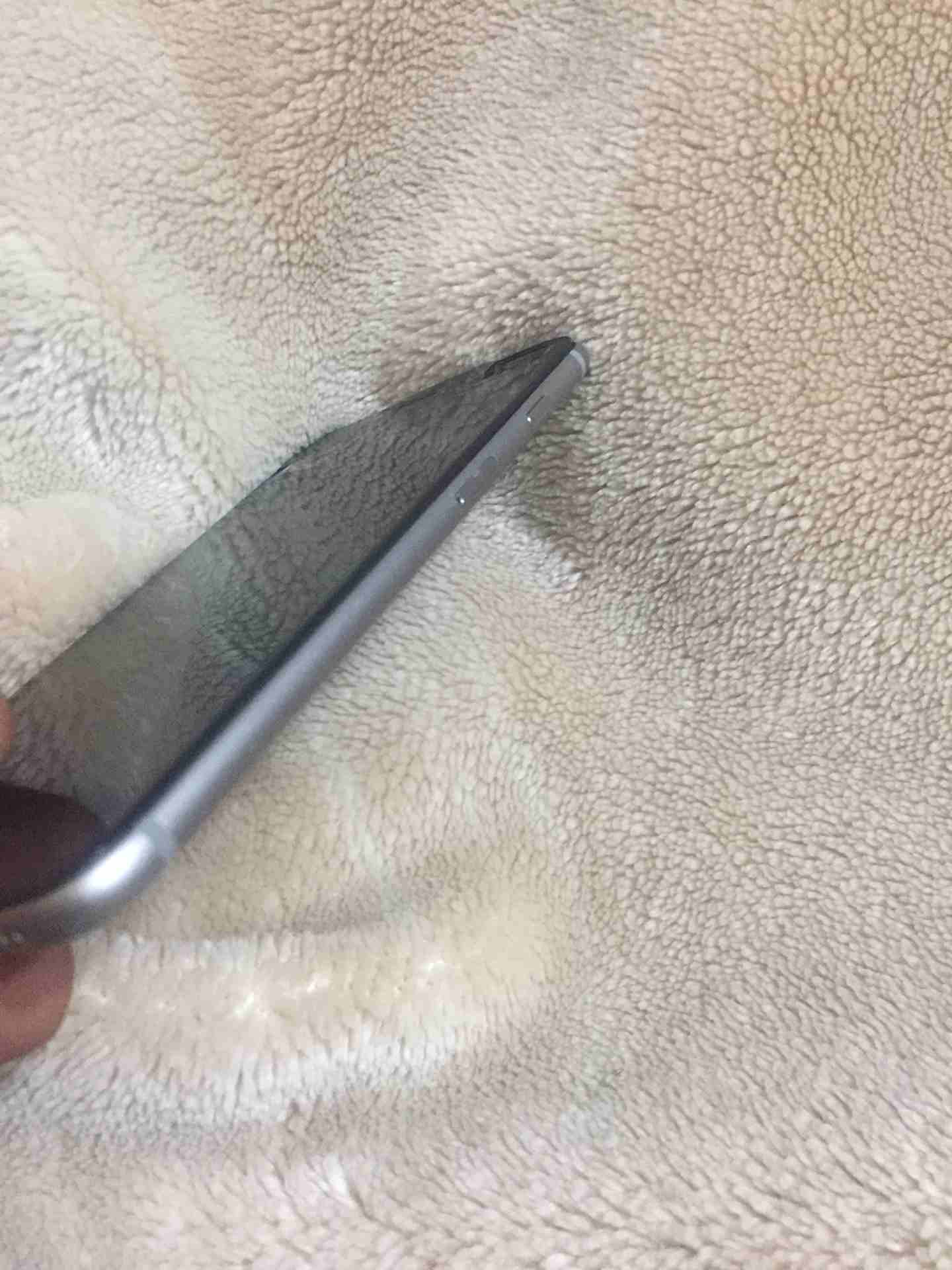 ايفون 6 بلس
لا تنسَ أنك شاهدت هذا الإعلان في عنكبوت
البصمه فاصله وغير هييييك تماااااااام التمام م...