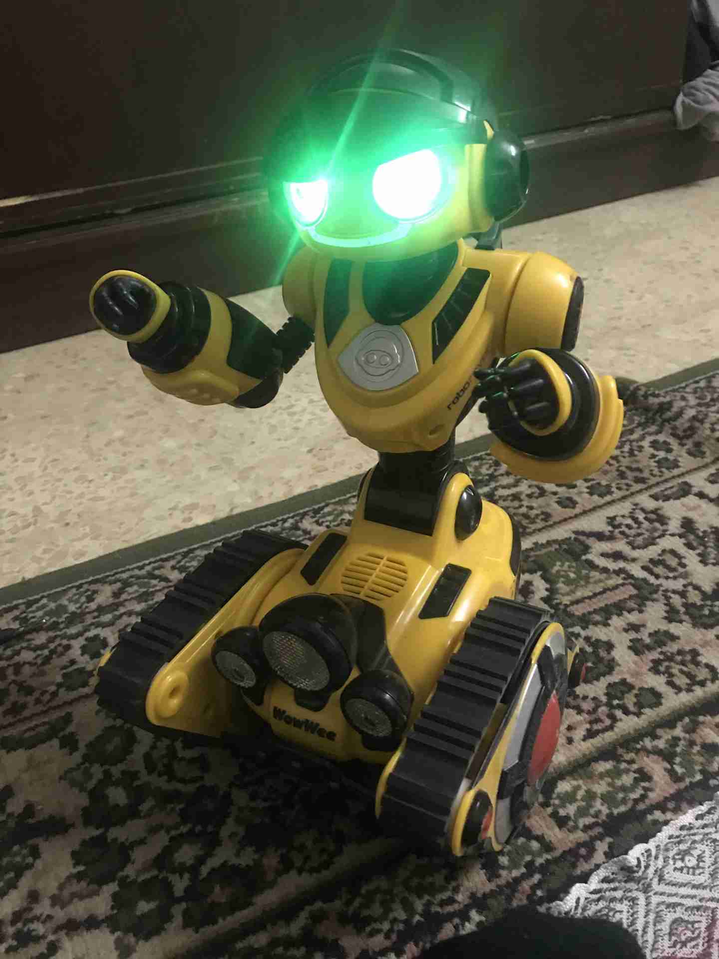رجل الي ريموت كنترول
لا تنسَ أنك شاهدت هذا الإعلان في عنكبوت
رجل الي ريموت كنترول مسلي جدا يت...