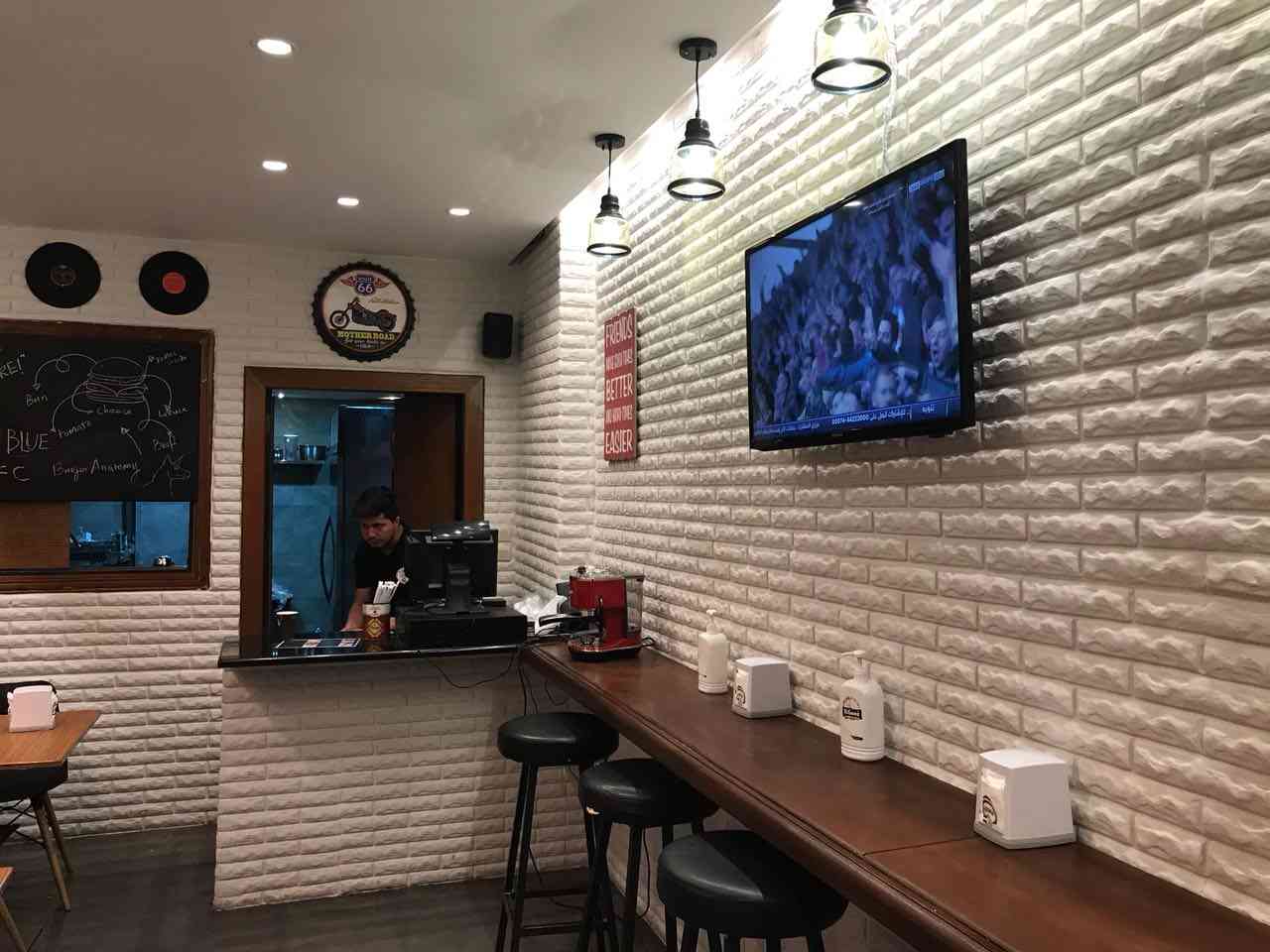 مطعم برجر (( سناك )) للبيع في شارع المدينة
لا تنسَ أنك شاهدت هذا الإعلان في عنكبوت
مطعم برجر...