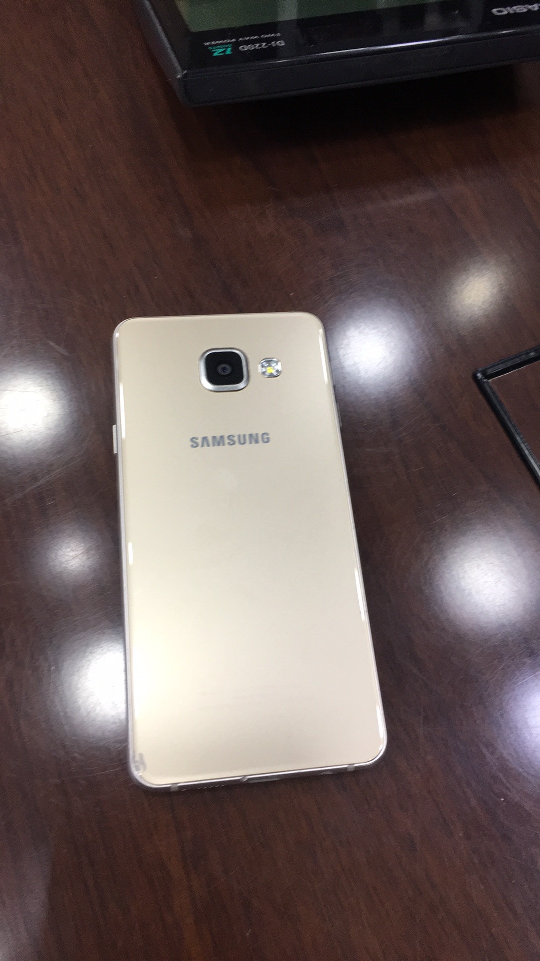 samsung. A3 2016
لا تنسَ أنك شاهدت هذا الإعلان في عنكبوت
الجهاز وكااله جديد ولا خدش ما بتفرقو...