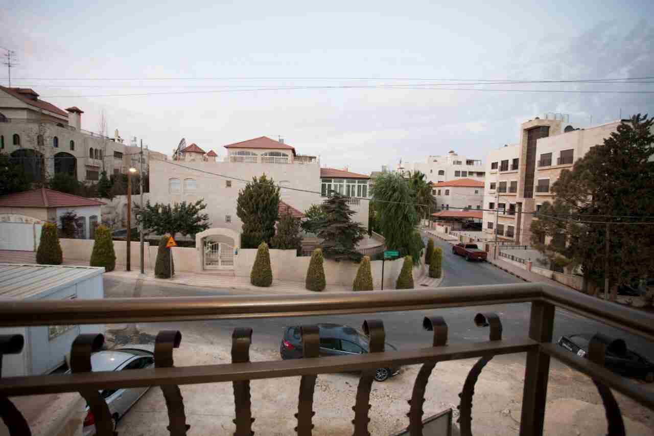 شقة أرضية مع ترس، إطلالة خلّابة، أرقى أحياء الجبيهة / منطقة فلل
لا تنسَ أنك شاهدت هذا الإعلان في عنكبوت...