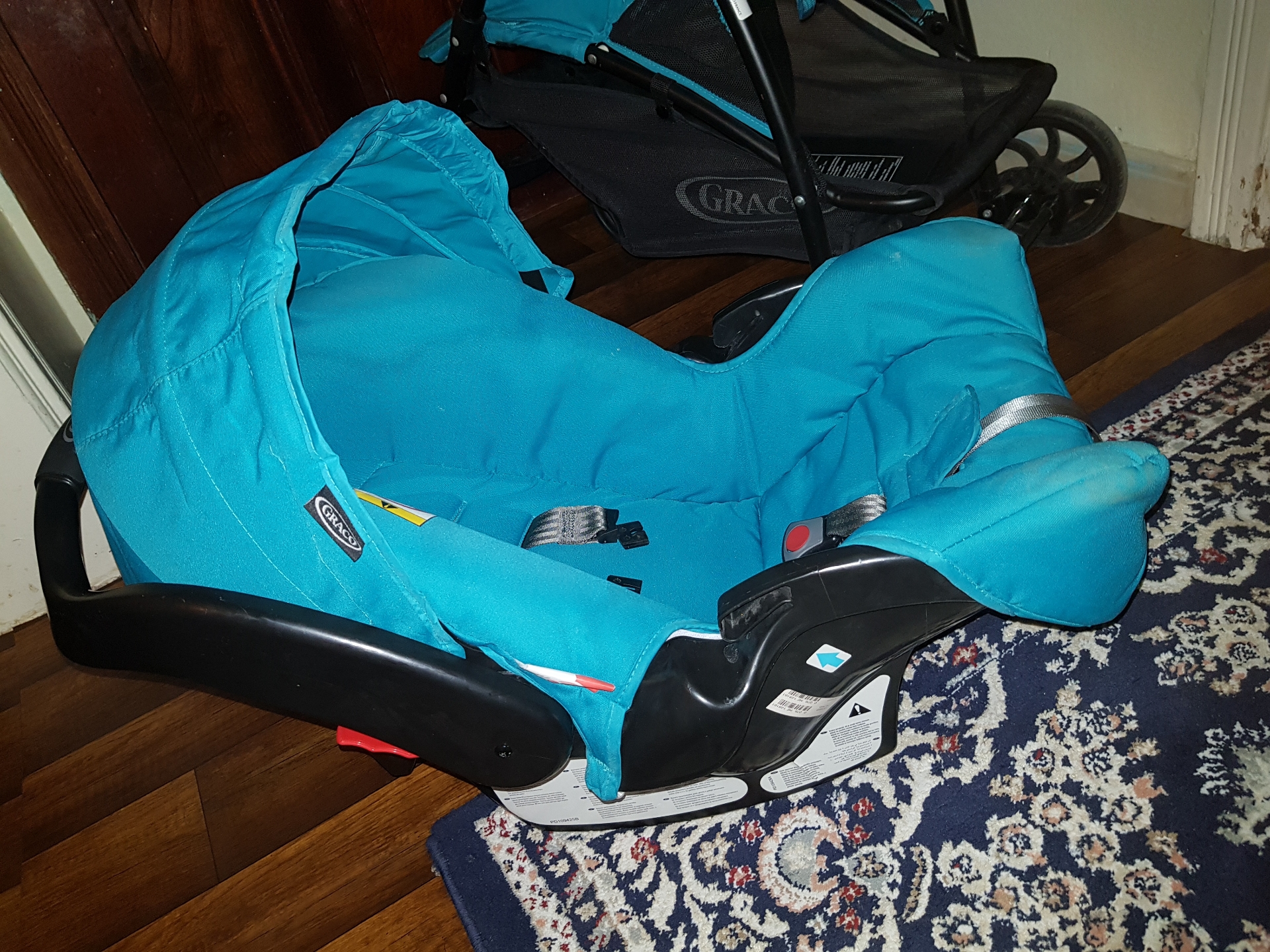 stroller car seat (graco)
لا تنسَ أنك شاهدت هذا الإعلان في عنكبوت
عربة و كرسي سيارة من مارك...