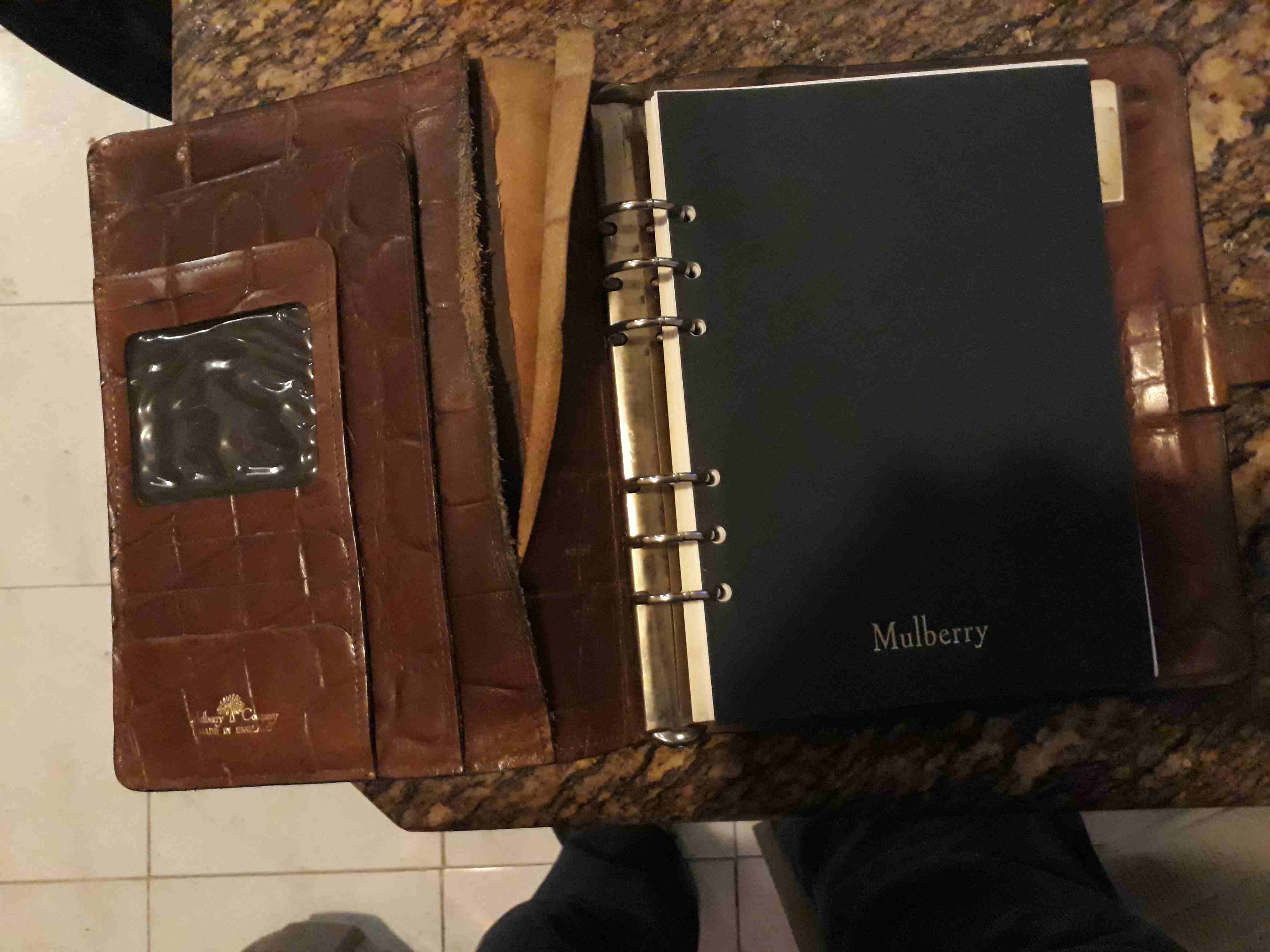 حافظة للاجندة السنوية جلد اصلي نوع Mulberry موديل 1984 صناعة انجلترا
لا تنسَ أنك شاهدت هذا الإعلان في عنكبوت...