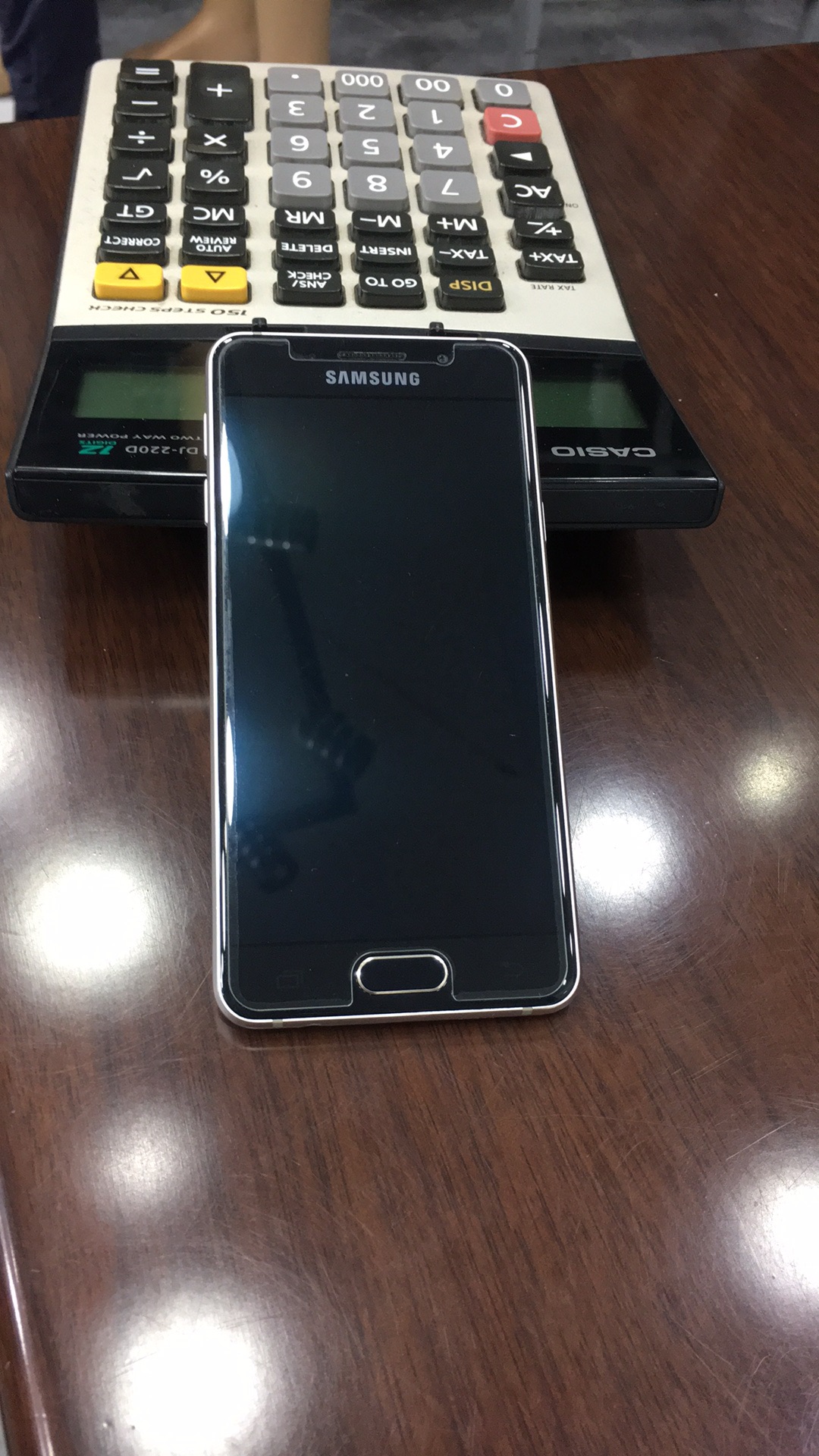 samsung. A3 2016
لا تنسَ أنك شاهدت هذا الإعلان في عنكبوت
الجهاز وكااله جديد ولا خدش ما بتفرقو...