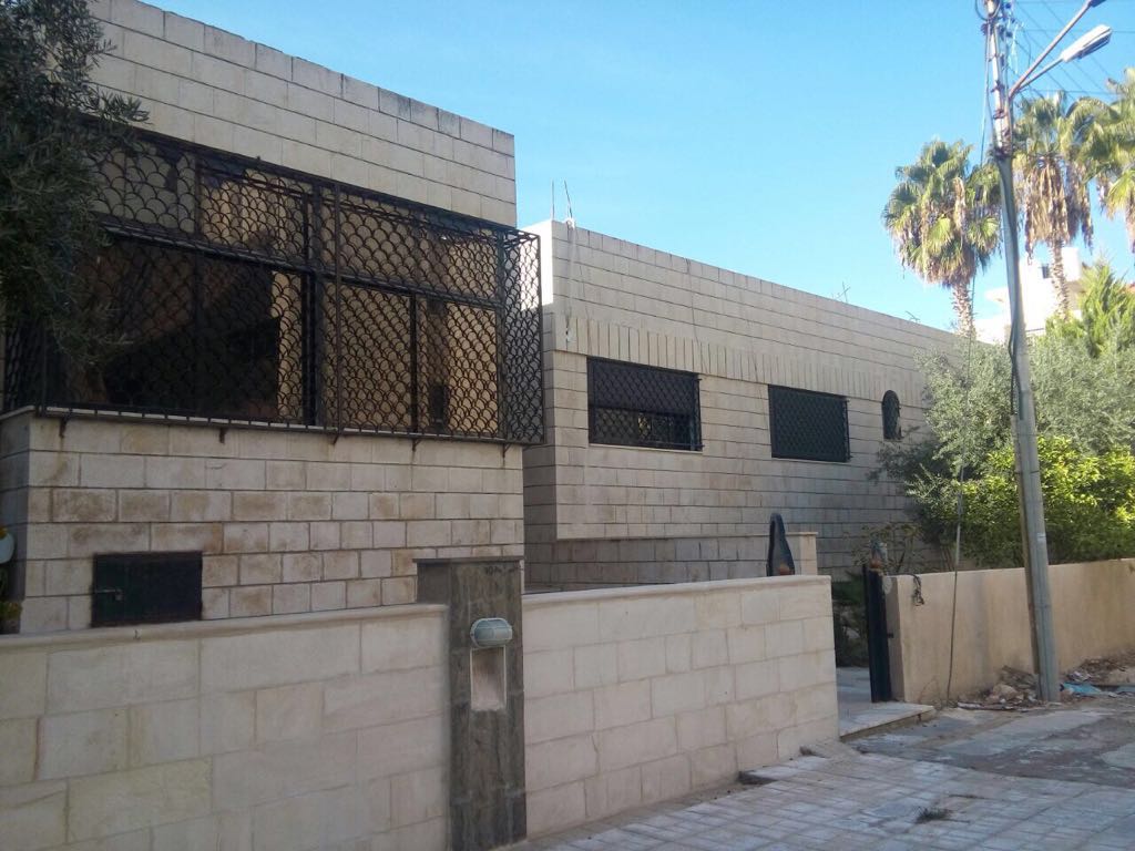 فيلا للبيع في خلدا خلف مخابز براديس
لا تنسَ أنك شاهدت هذا الإعلان في عنكبوت
فيلا على مساحة أر...