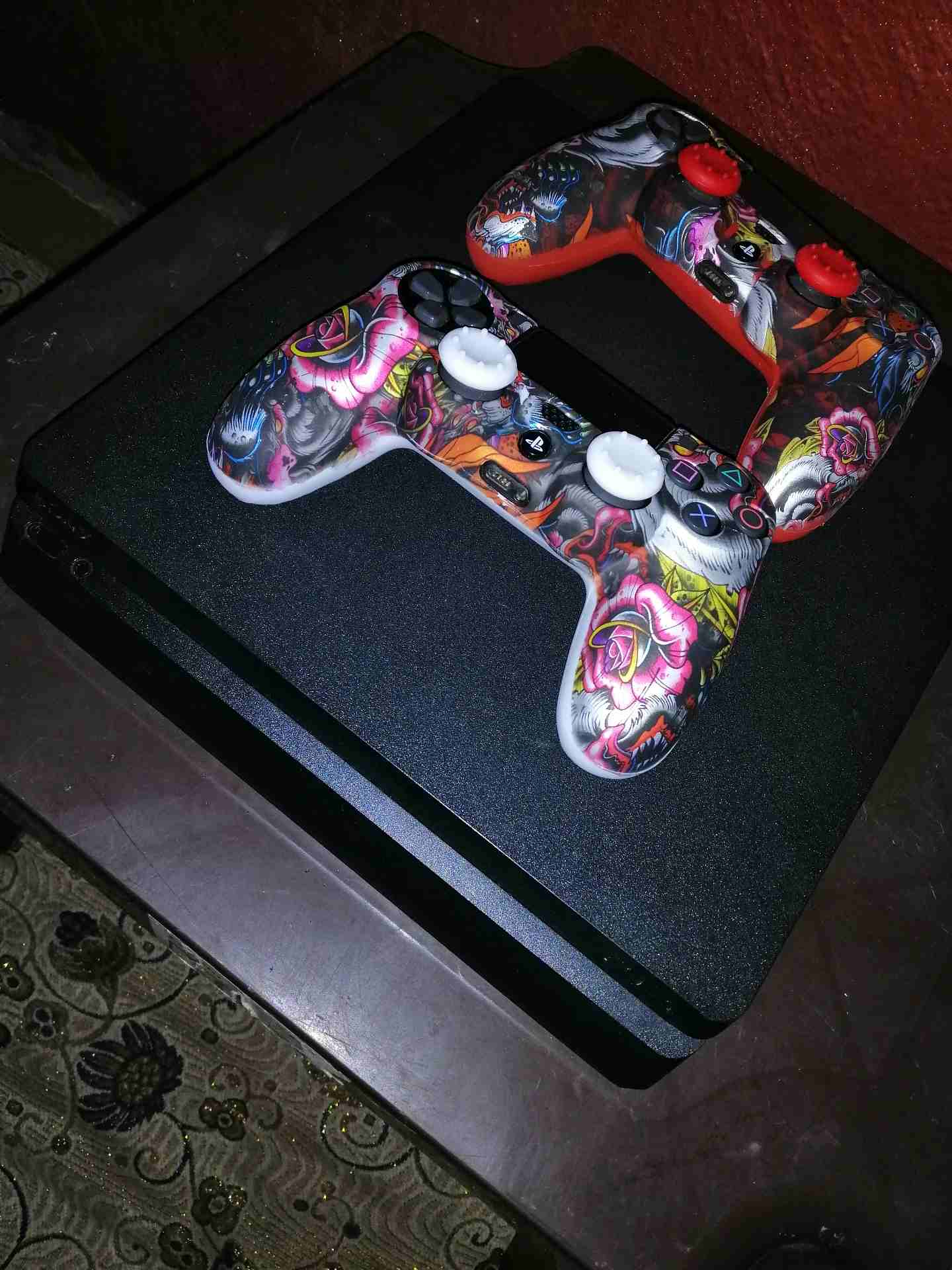 ps4 slim
لا تنسَ أنك شاهدت هذا الإعلان في عنكبوت
ps4 slim معاه ايدين و بيس 2018 و جميع وصلاته
الج...