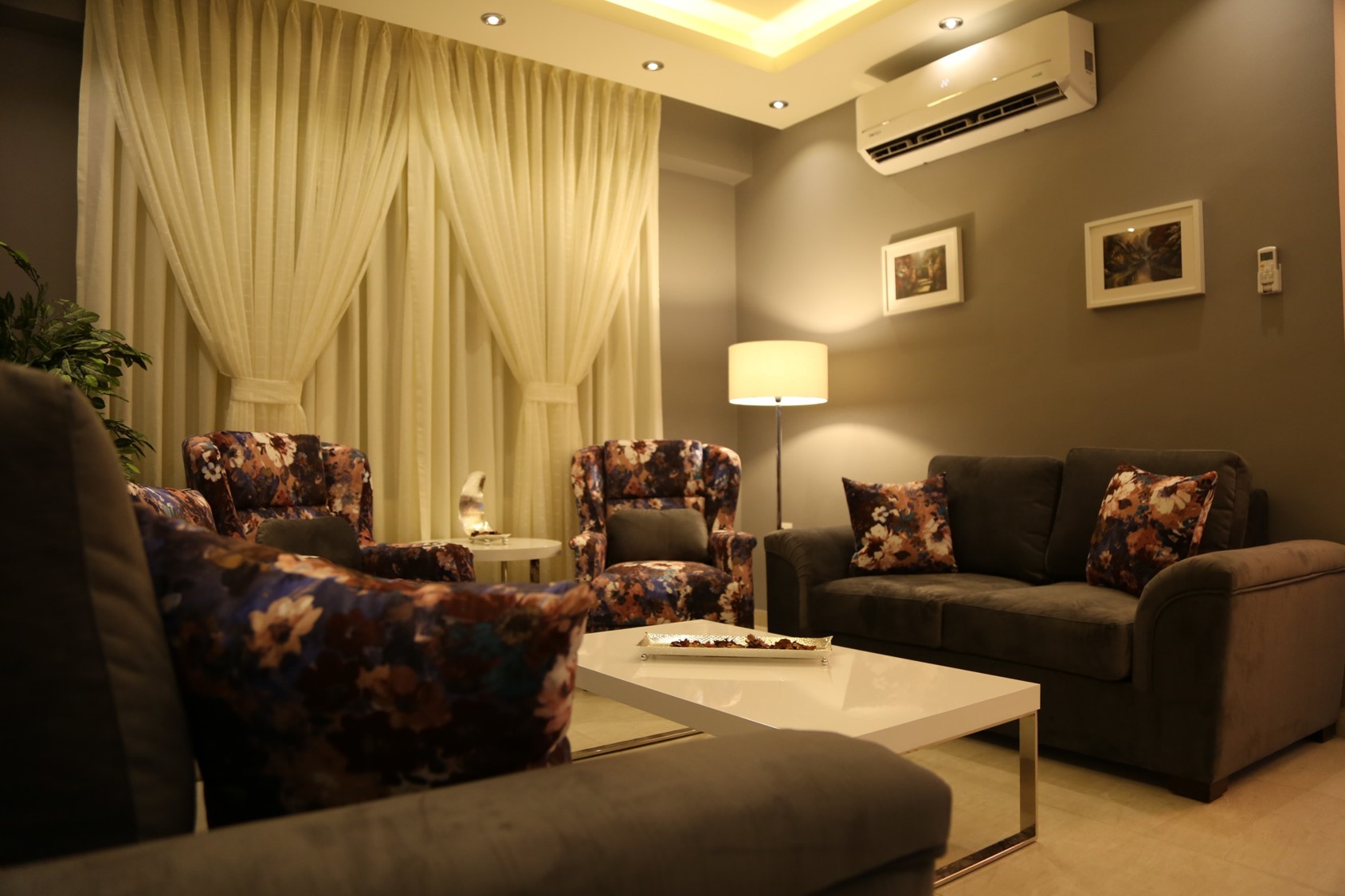 وسترن جيت لشقق BR 3 نوم المفروشه Furnished Apt بدير غبار عمانWestern Gate Compound
لا تنسَ أنك شاهدت هذا الإعلان في عنكبوت...