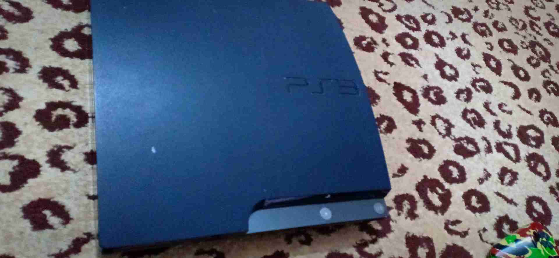 بلايستيشن 3 مع اليدين و اسلاكها و معدل على بلايستيشن
لا تنسَ أنك شاهدت هذا الإعلان في عنكبوت...