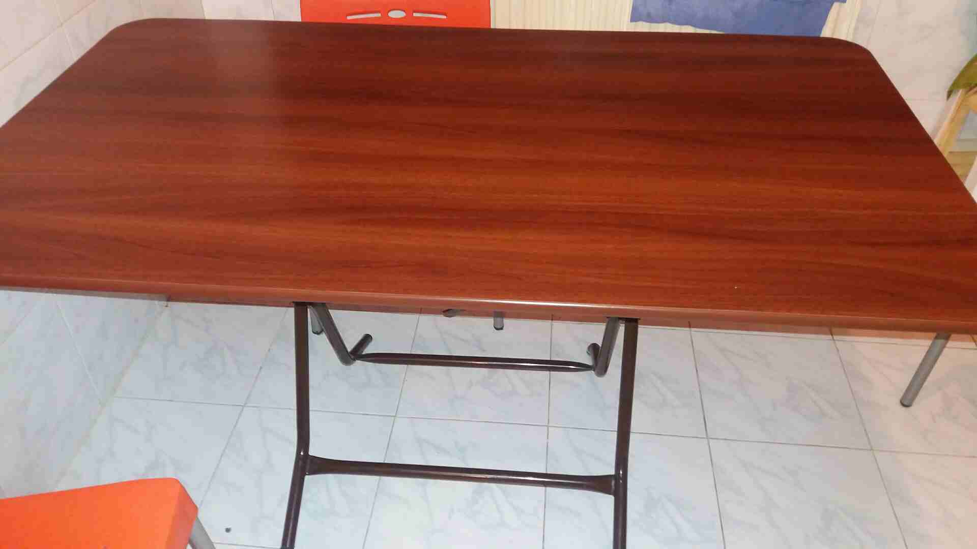 طاولة جديدة خشب قابلة للطي ب 30 دينار  طاولتين زاوية ب 20                                            


	 				لا تنسَ أنك شاهدت هذا الإعلان في عنكبوت...