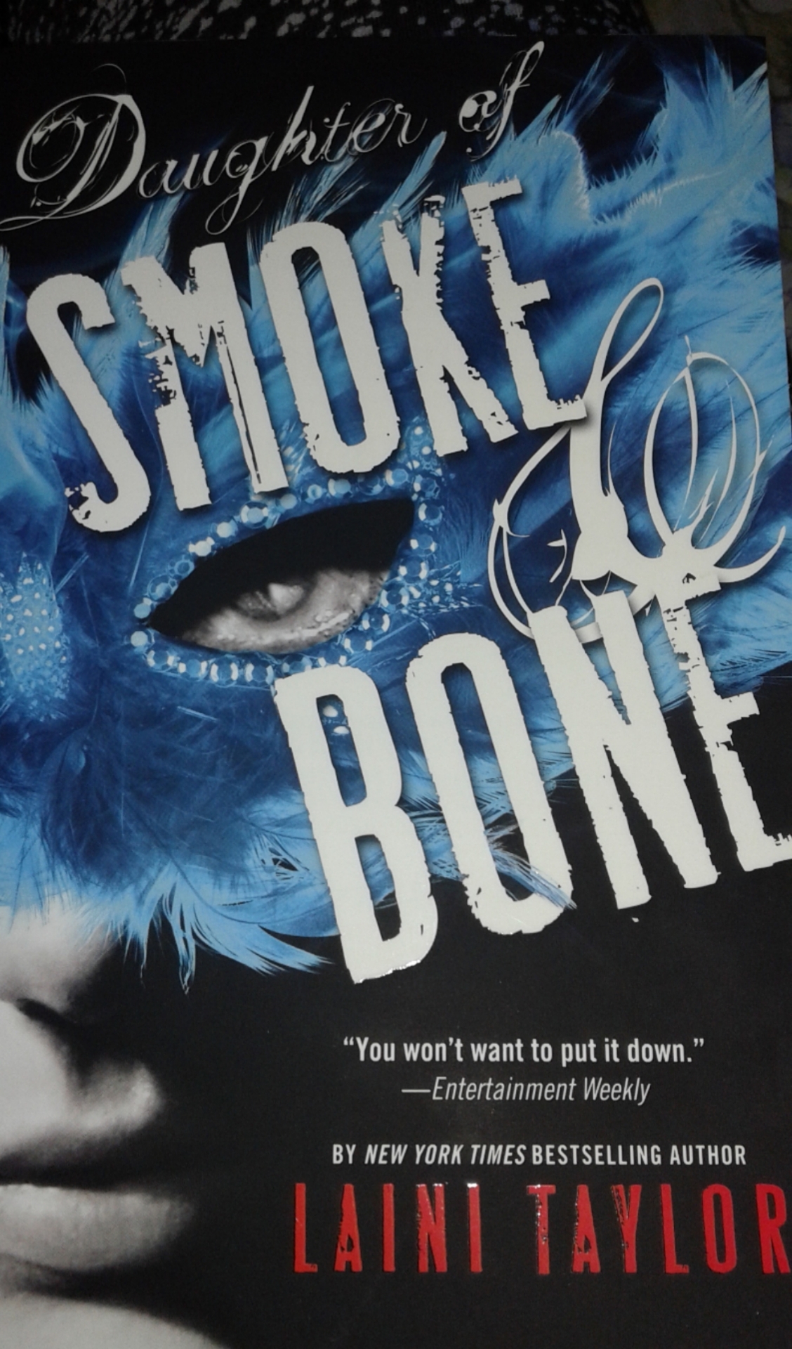 Daughter of Smoke and Bone , novel                                            


	 				لا تنسَ أنك شاهدت هذا الإعلان في عنكبوت            
	 				
                                كتاب و قصة باللغة...