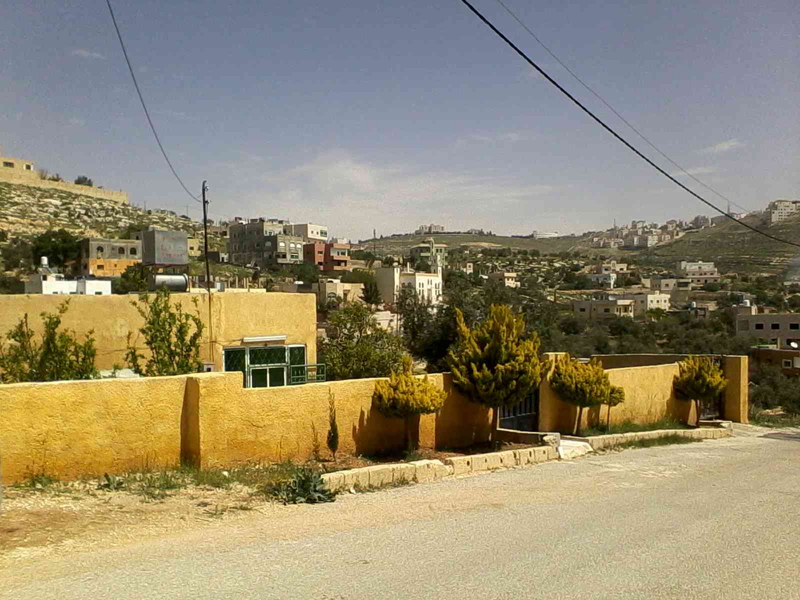 ارض 615 م للبيع عليها منزل 170م الرباحية الجنوبية
ارض مساحتها 615 متر مربعة الشكل , مطلة ومشرفة على المنطقة
عليها منزل مستقل 170 متر 
المنزل بناء عام 1997 ومحاط باشجار مثمرة وساحة وكراج واسع
المنزل يب...